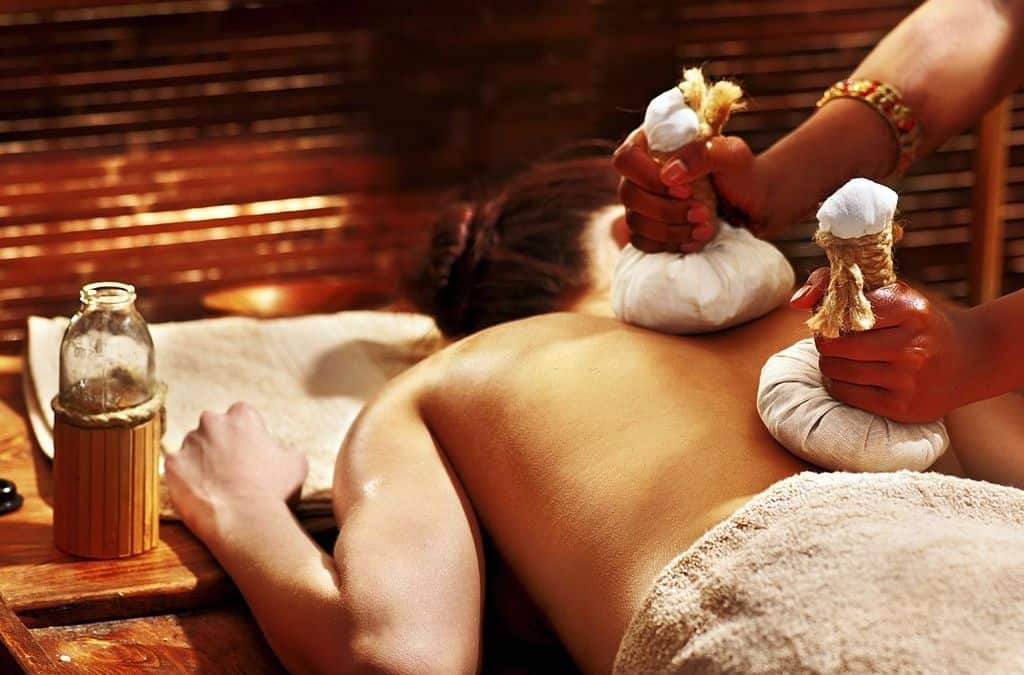 Aromaterapia in un centro benessere di Evolution Academy®, massaggio rilassante e cura del corpo.