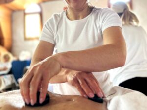 Massaggio Hot Stone: il potere delle pietre