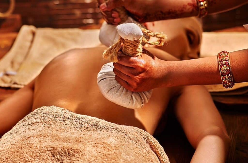 Massaggiatore che esegue un massaggio olistico con le tecniche di evoluzione, relax e benessere.