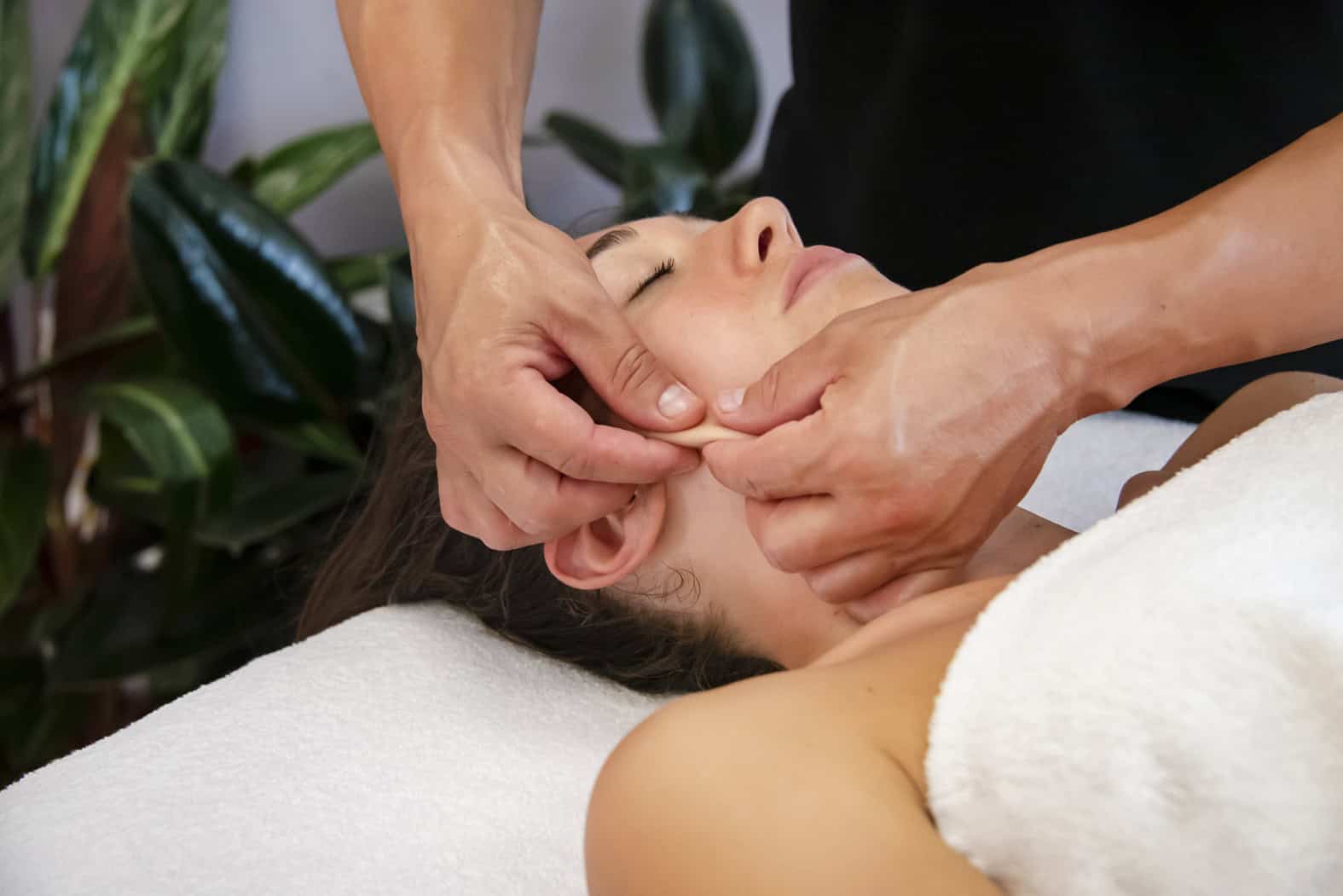 Relaxing massaggio facciale presso Evolution Academy® per il benessere e il riequilibrio energetico.