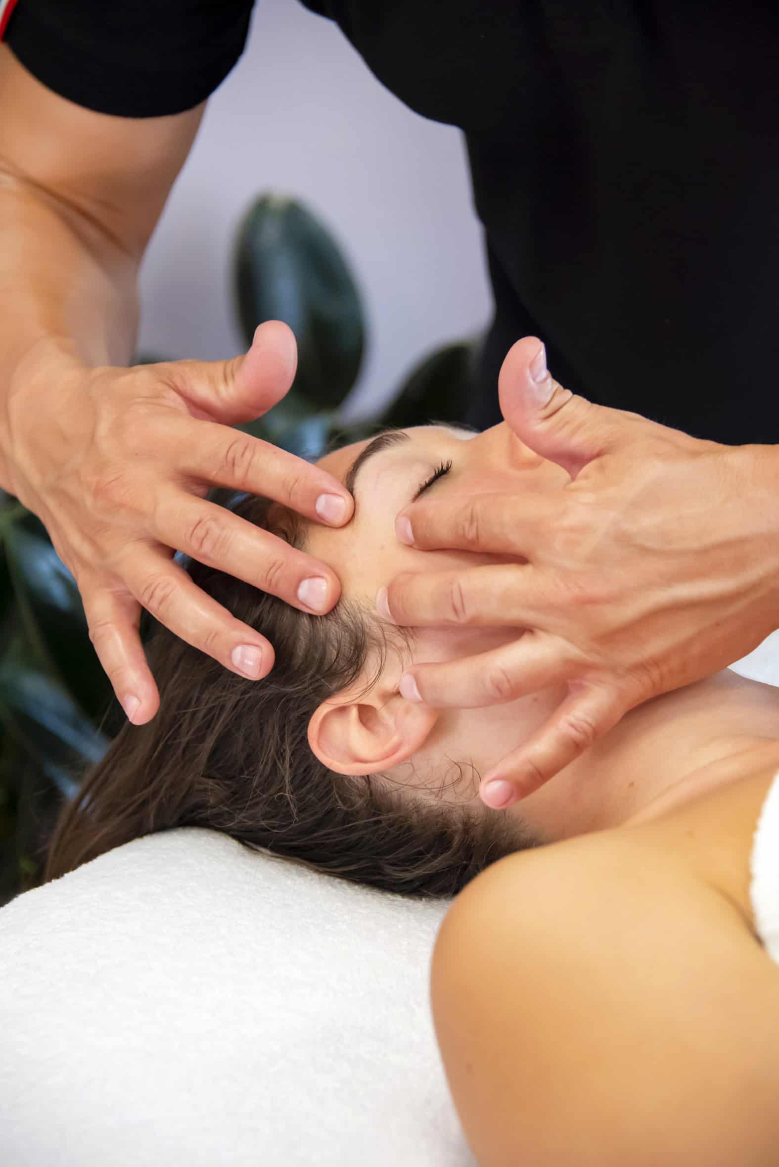 Terapia manuale e tecniche di massaggio per il benessere e la salute.