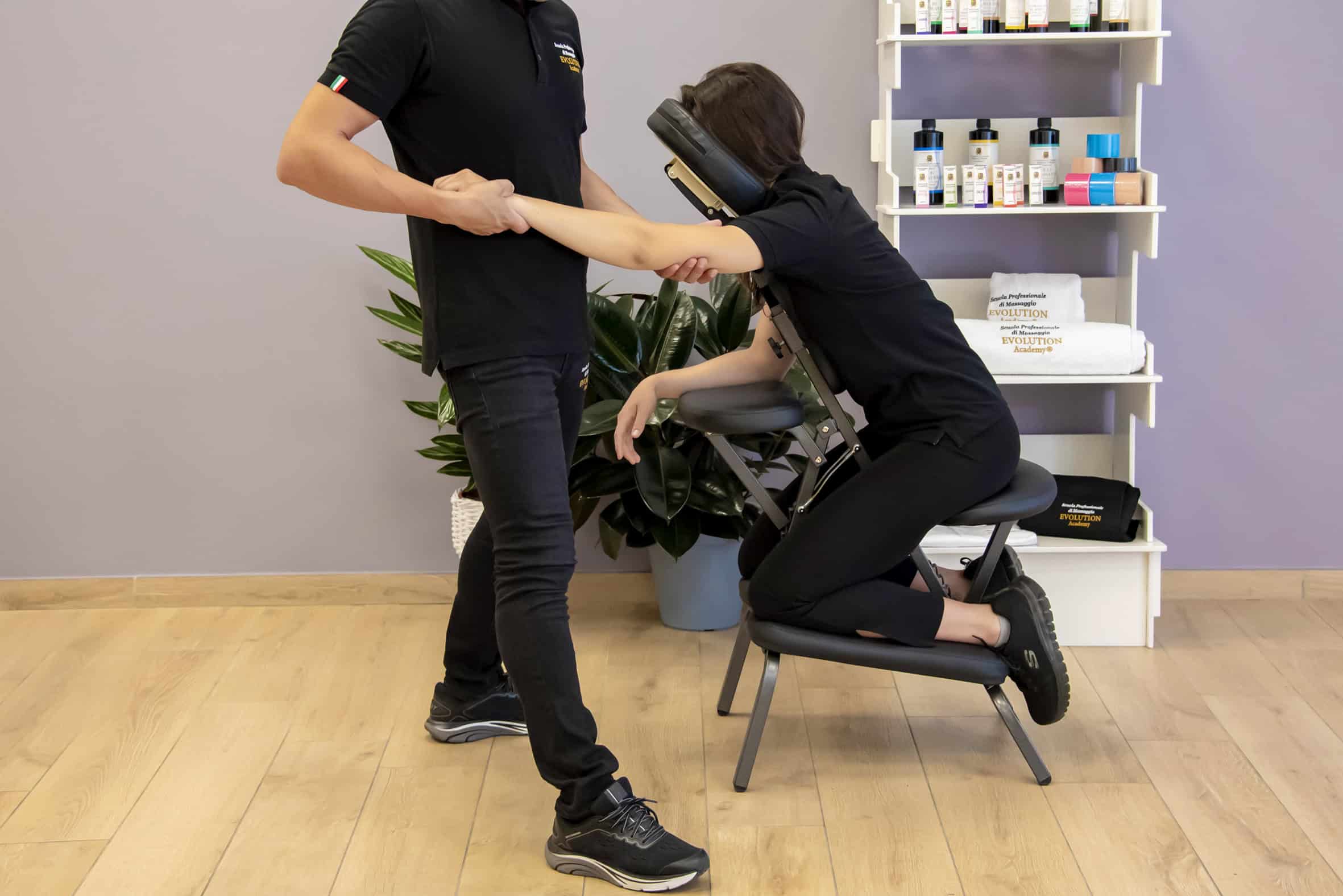 Seduta di formazione in tecniche di massaggi presso Evolution Academy®, ambiente professionale e accogliente.