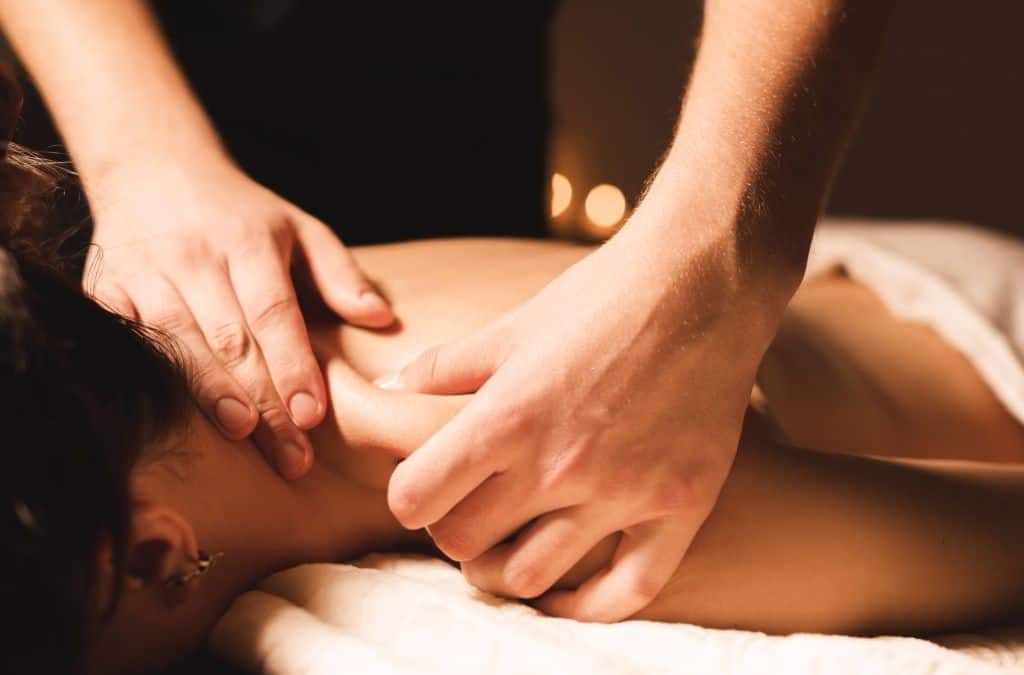 Massaggio rilassante con tecniche di benessere e cura del corpo.