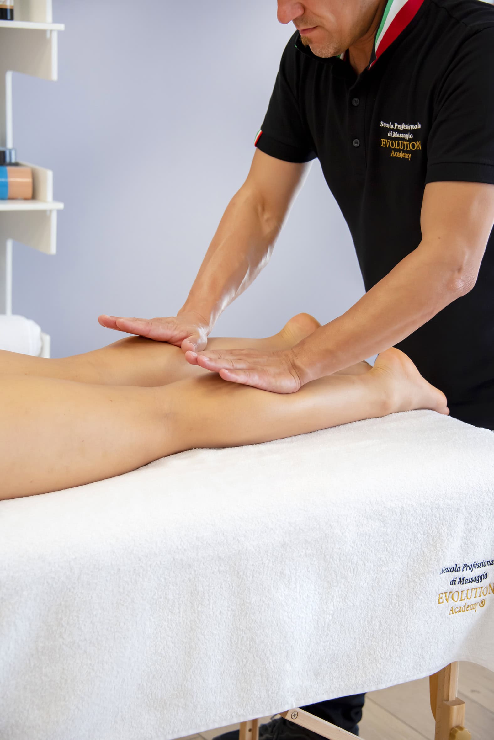 Tecnico di massaggi professionale che pratica tecniche di terapia del massaggio in un centro benessere.