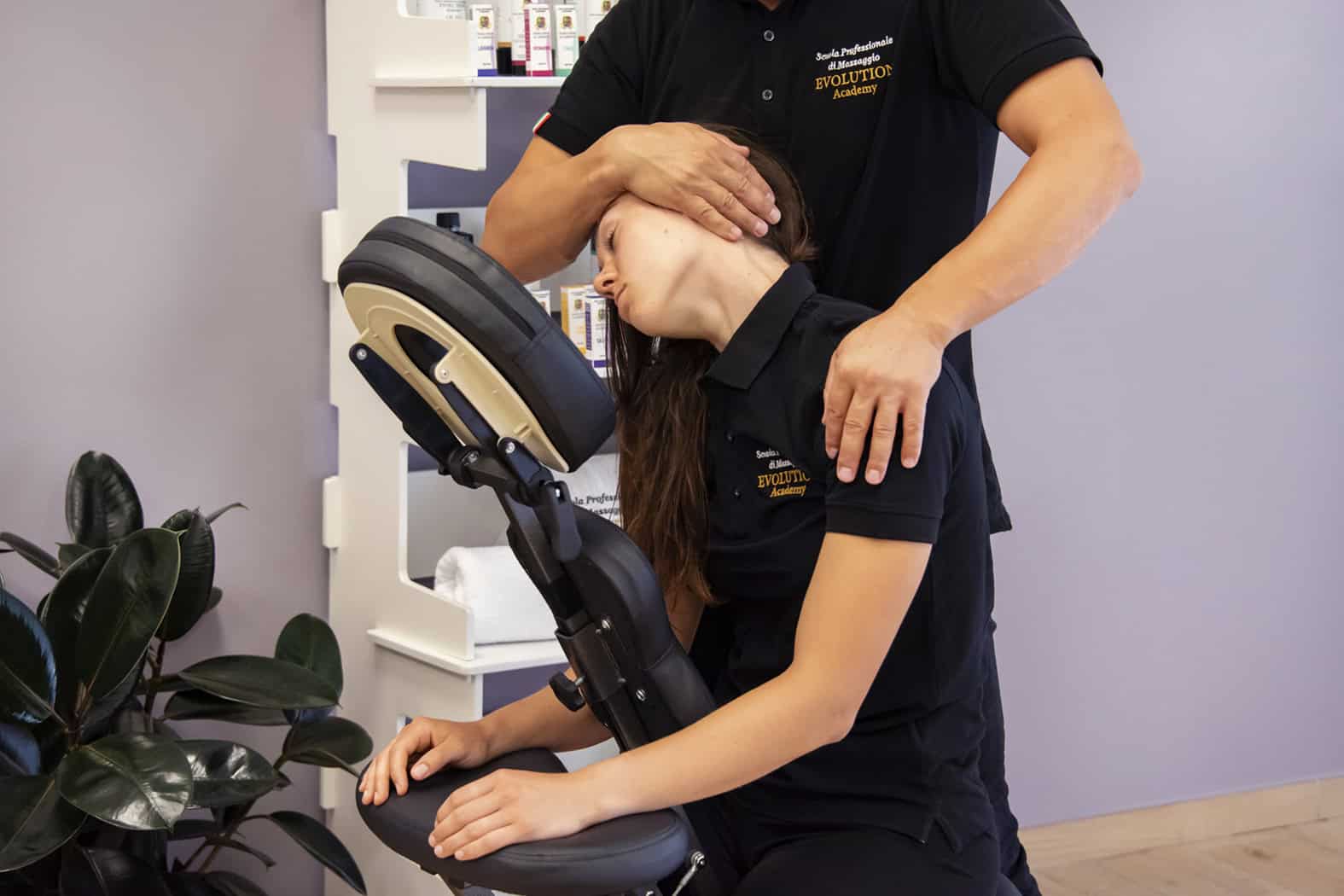 Massaggiatrice professionale in azione in clinica di formazione Evolution Academy®.
