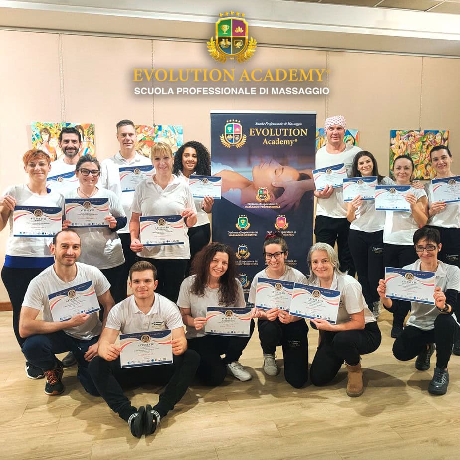 Tecnico di massaggi certificato da Evolution Academy, scuola professionale di formazione massaggi. Team felice con certificati di completamento.