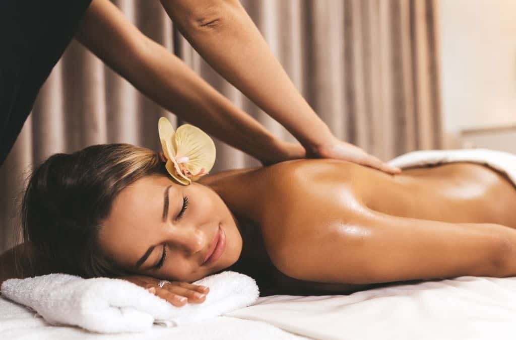 Relaxante terapia di massaggi per il benessere del corpo e della mente.