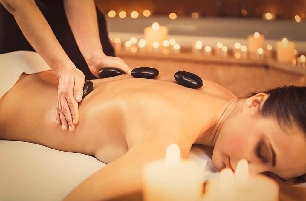 Massaggi rilassanti con pietre calde presso Evolution Academy®.