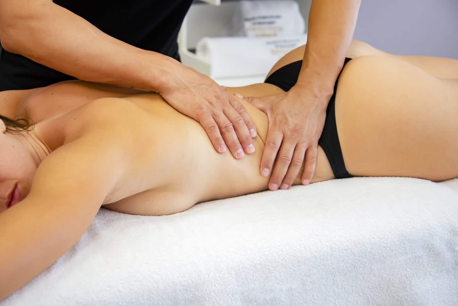 Massaggi terapeutici per il benessere e la rilassatezza, attenzione alla salute muscolare.