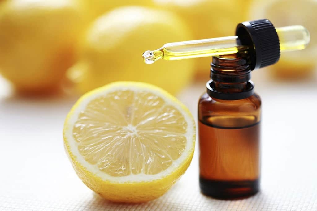 Olio essenziale di limone con pipetta, agrume fresco e salutare.