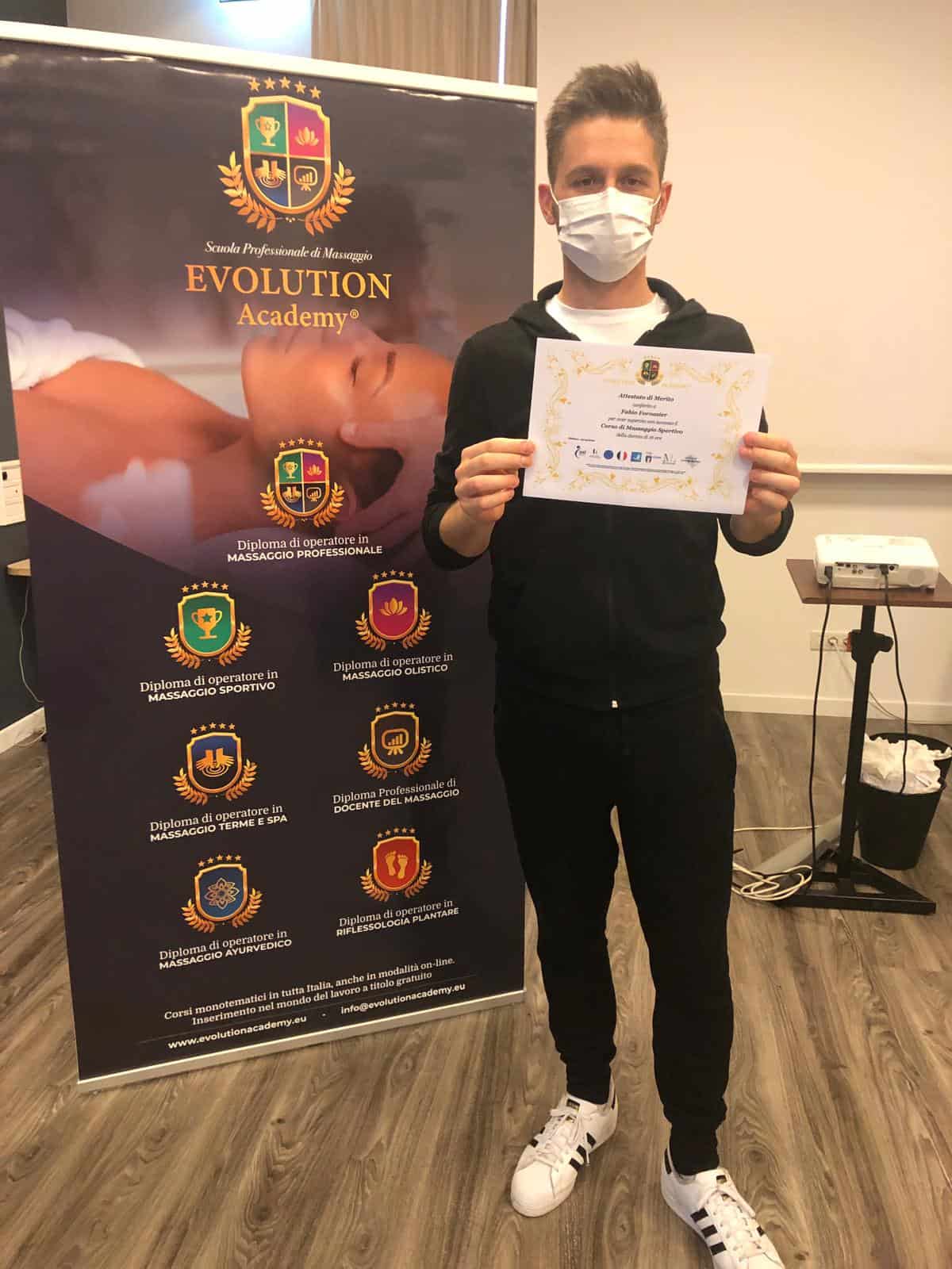 Diploma di formazione in massaggi professionali e olistici, conseguito presso Evolution Academy.