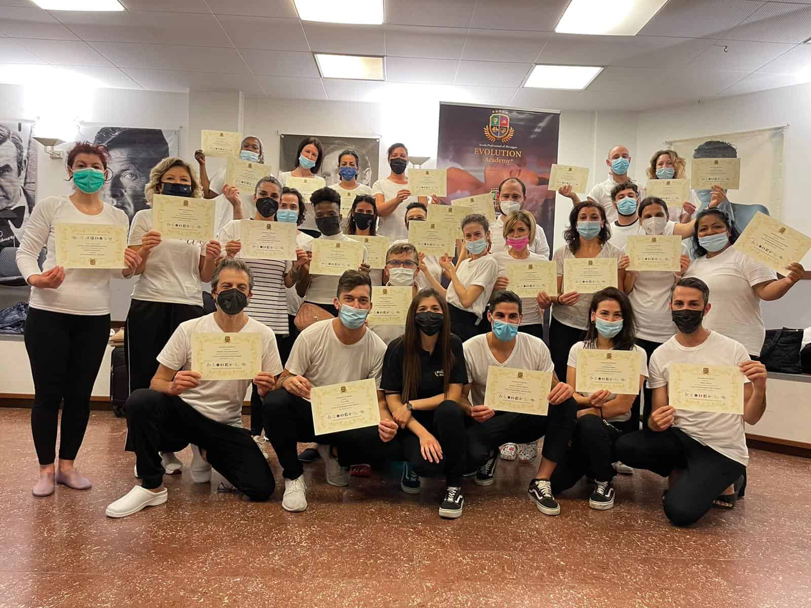 Risultato di un corso di formazione di Evolution Academy® con studenti e insegnanti che mostrano i certificati di completamento, ambiente di aula.