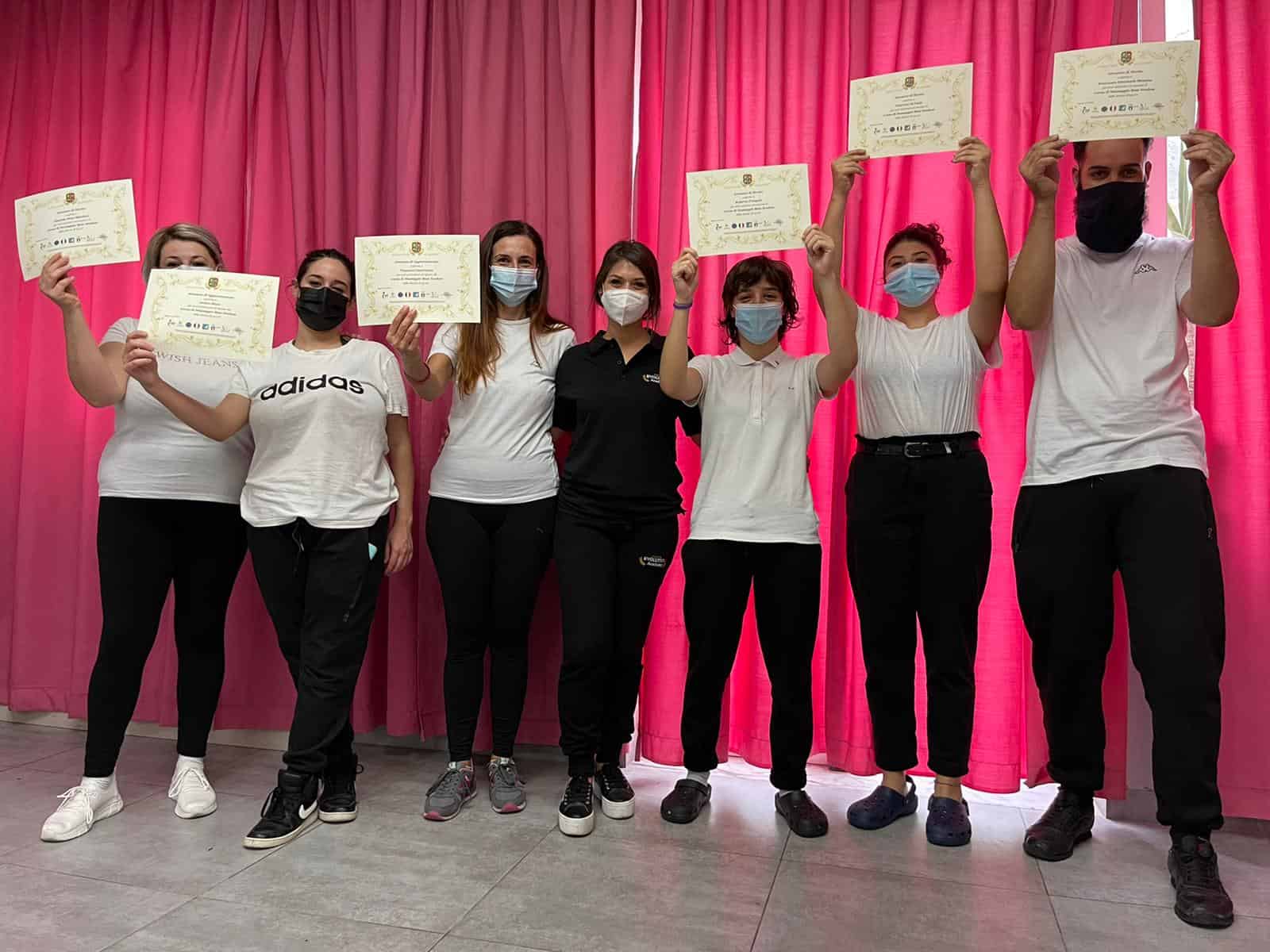 Diploma di formazione professionale, persone sorridenti con attestati, formazione e crescita personale, Evolution Academy® Italia, successo e sviluppo.