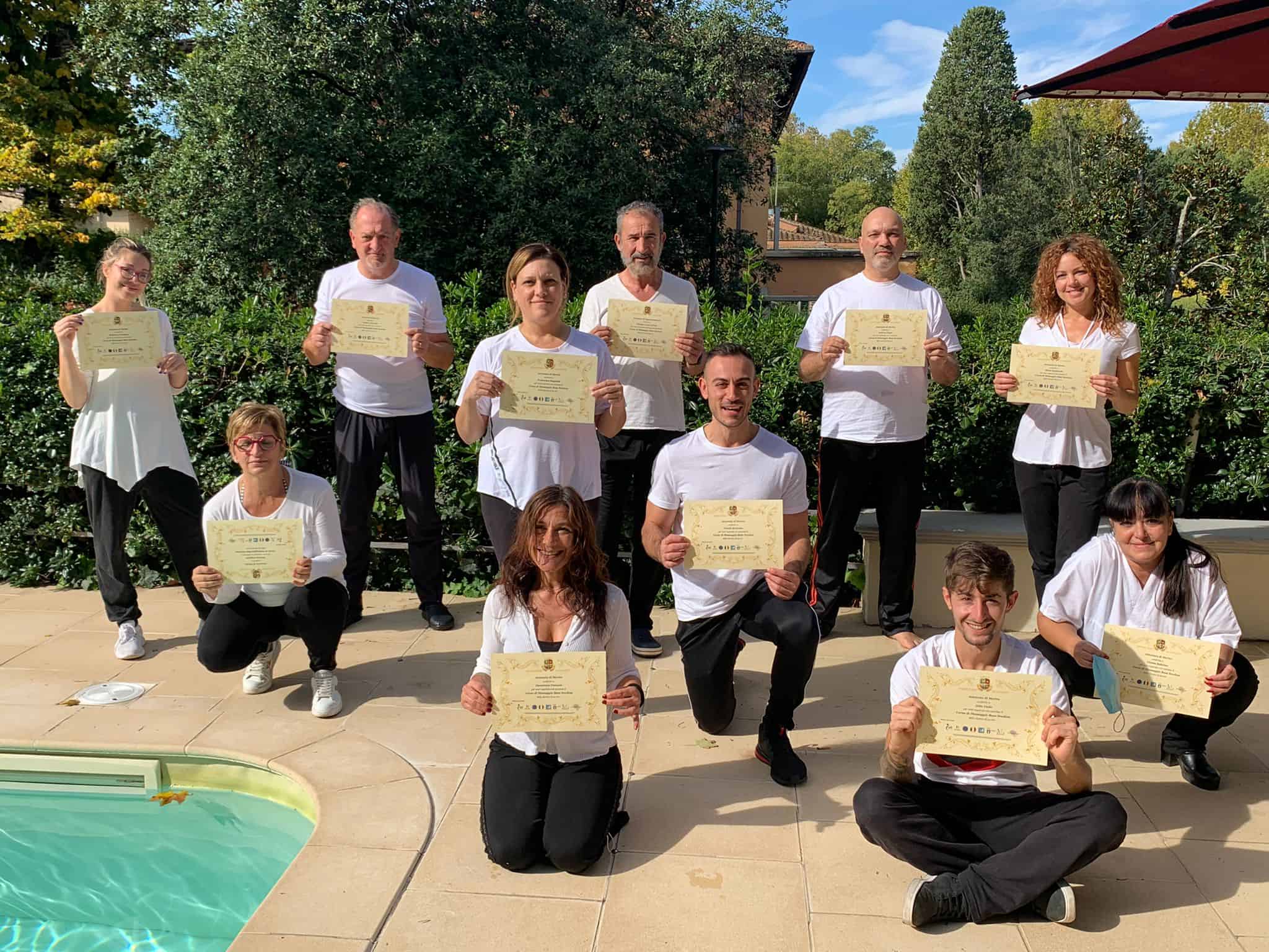 Diploma di formazione presso Evolution Academy® all'aperto con persone felici.