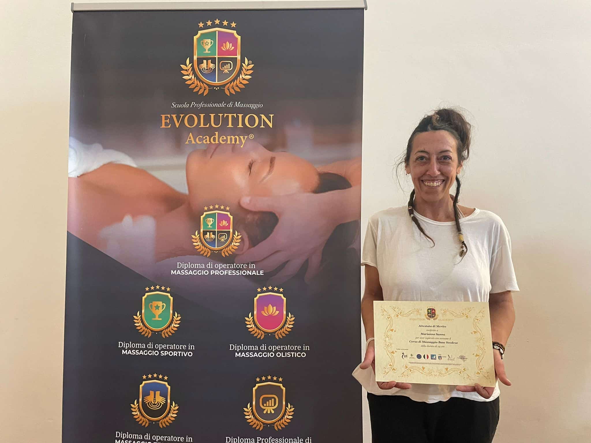 Massaggiatrice sorridente con diploma di formazione professionale presso Evolution Academy, scuola di massaggi e benessere.