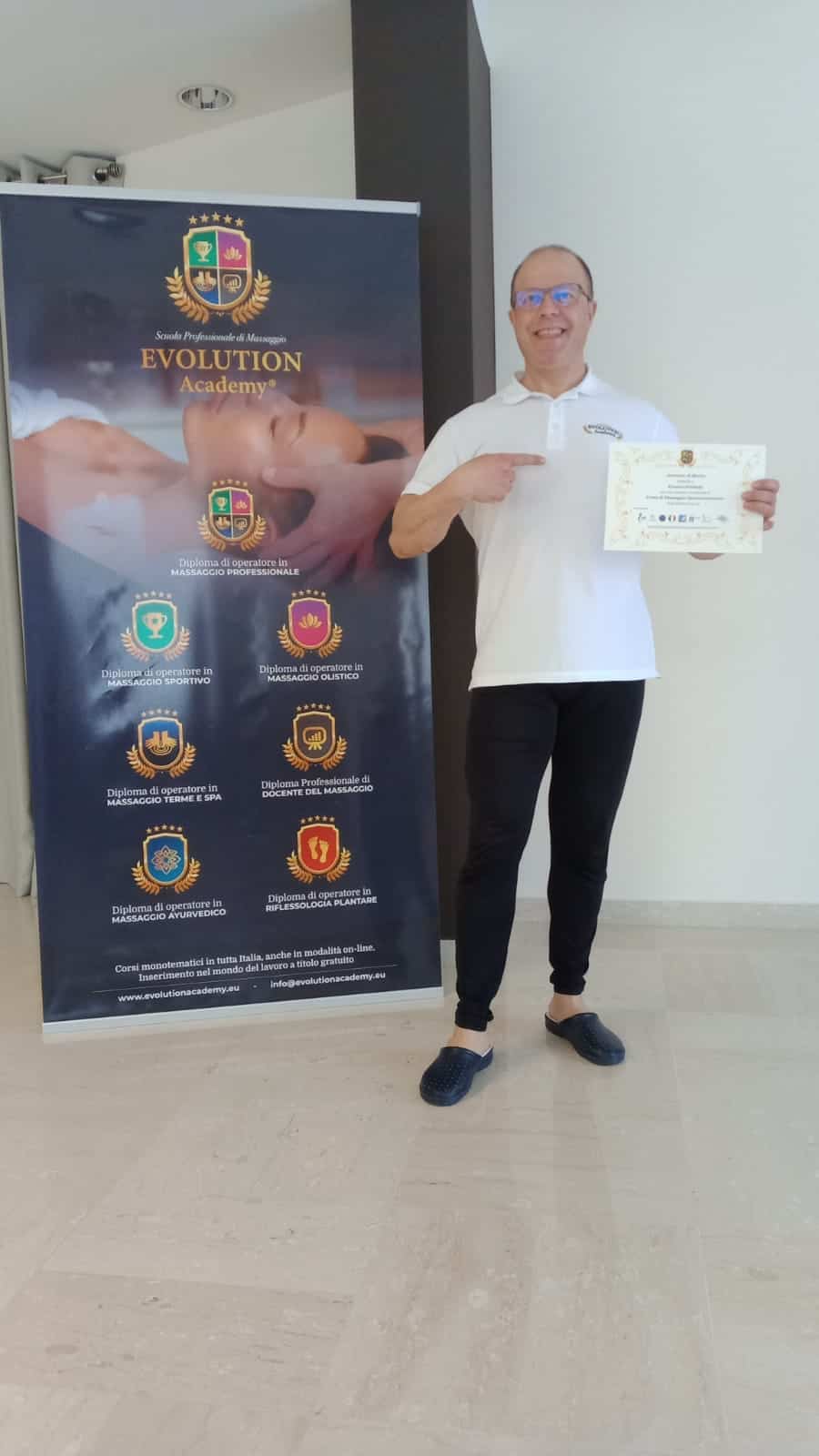 Operatore con diploma di massaggiatore presso Evolution Academy®.