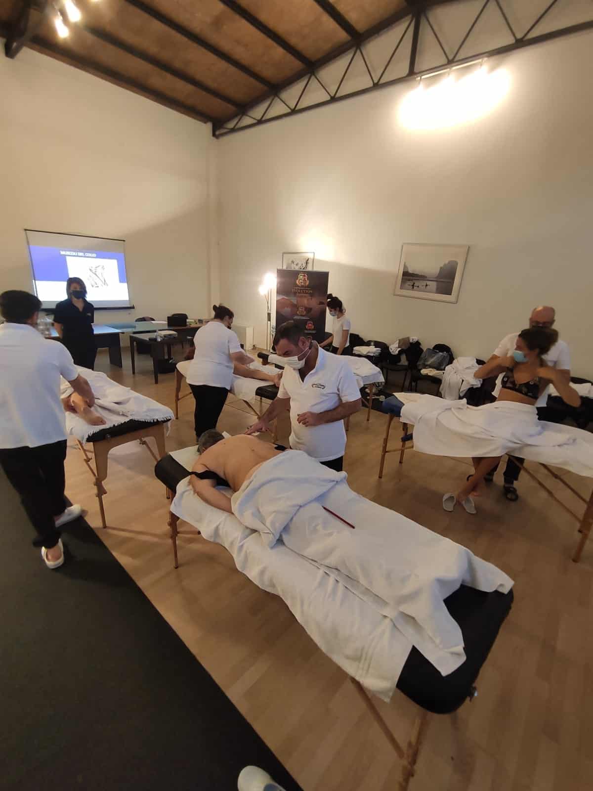 Formazione professionale in tecniche di massaggio e terapista presso Evolution Academy® in un ambiente formativo.