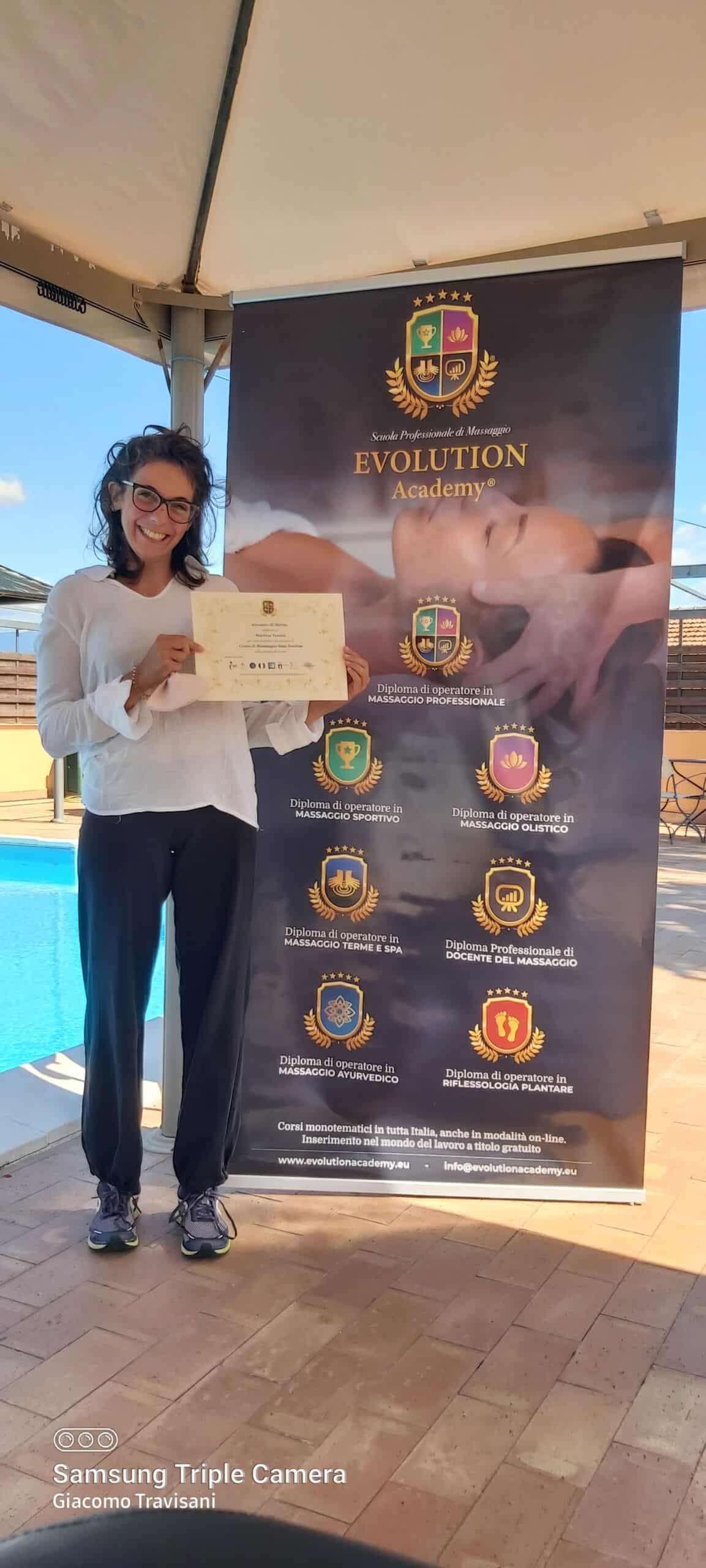 Operatrice di massaggi professionali con diploma presso Evolution Academy.