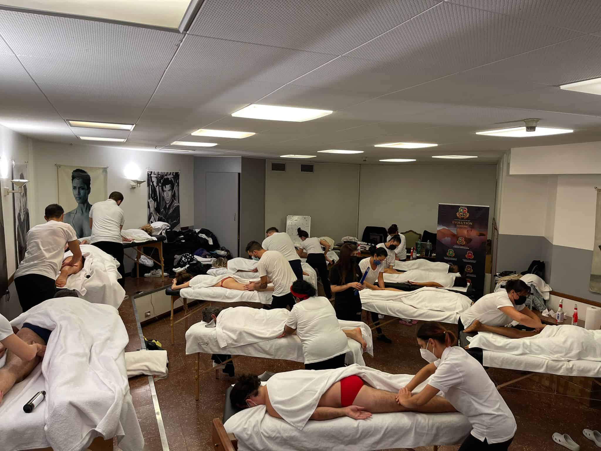 Massaggi terapeutici professionali in un centro benessere Evolution Academy® in Italia.