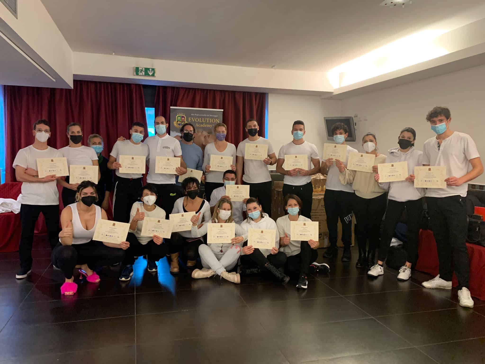 Certificazione di formazione con studenti di Evolution Academy® durante una cerimonia di diploma.