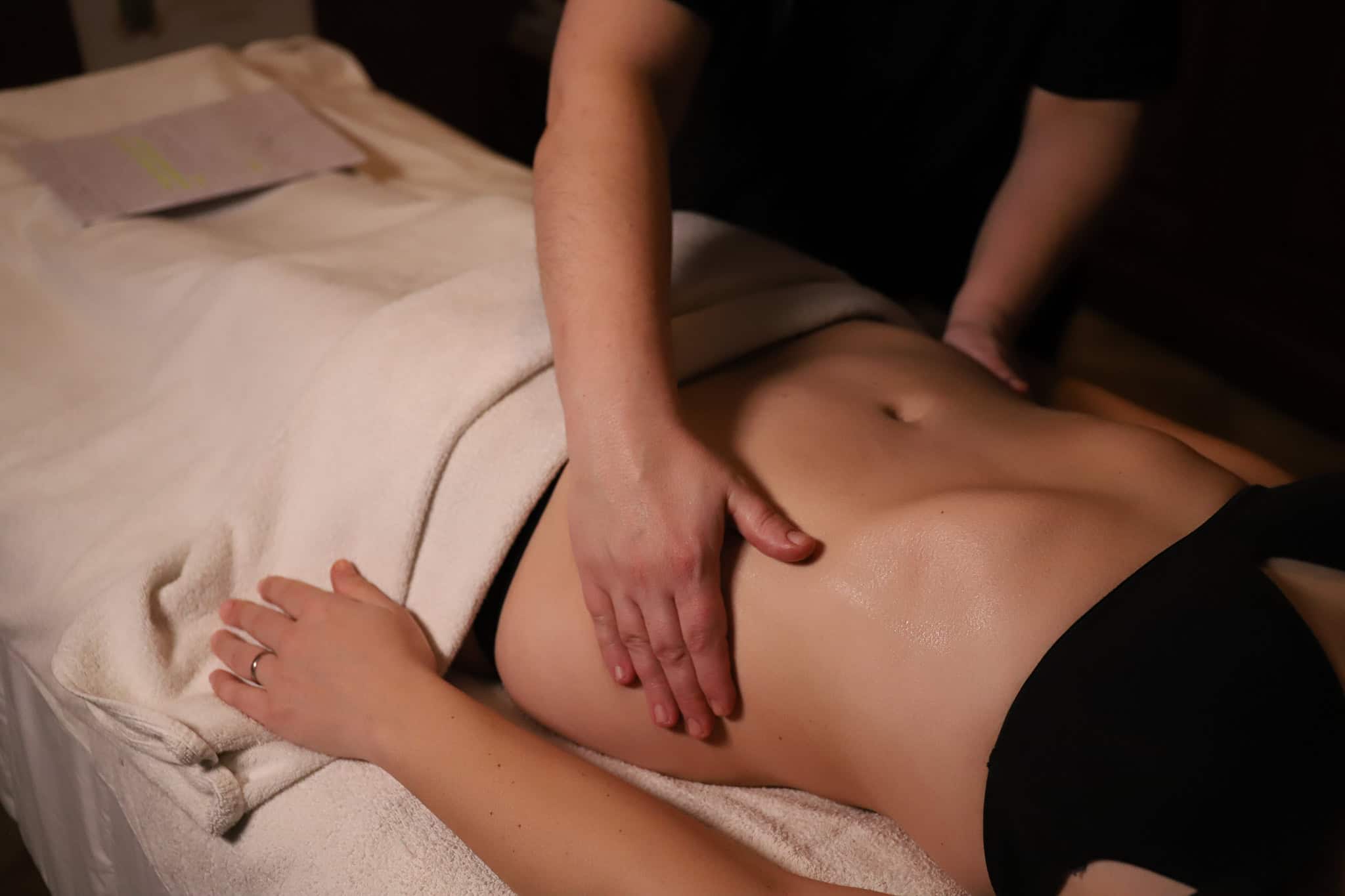 Massaggio terapeutico corpo, relax e benessere nella spa di Evolution Academy®.