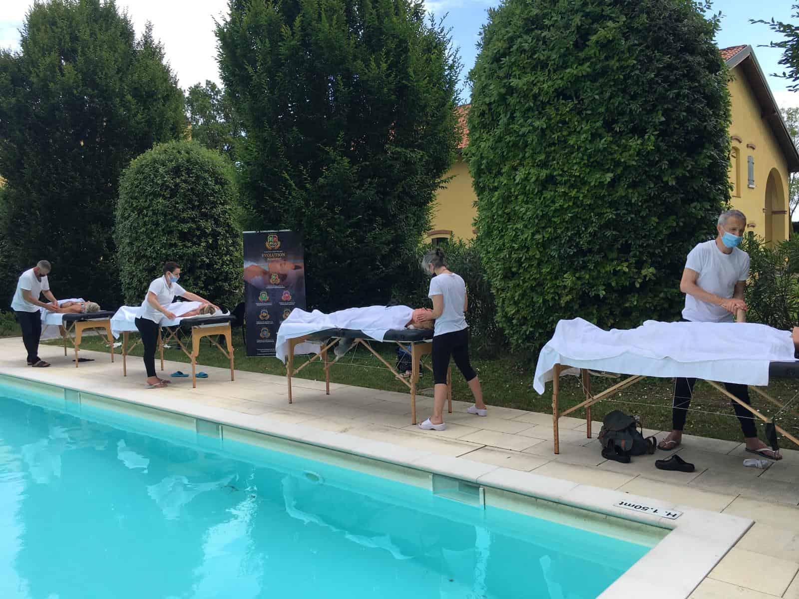 Massaggi terapeutici all'aperto presso Evolution Academy® in un ambiente naturale e rilassante.