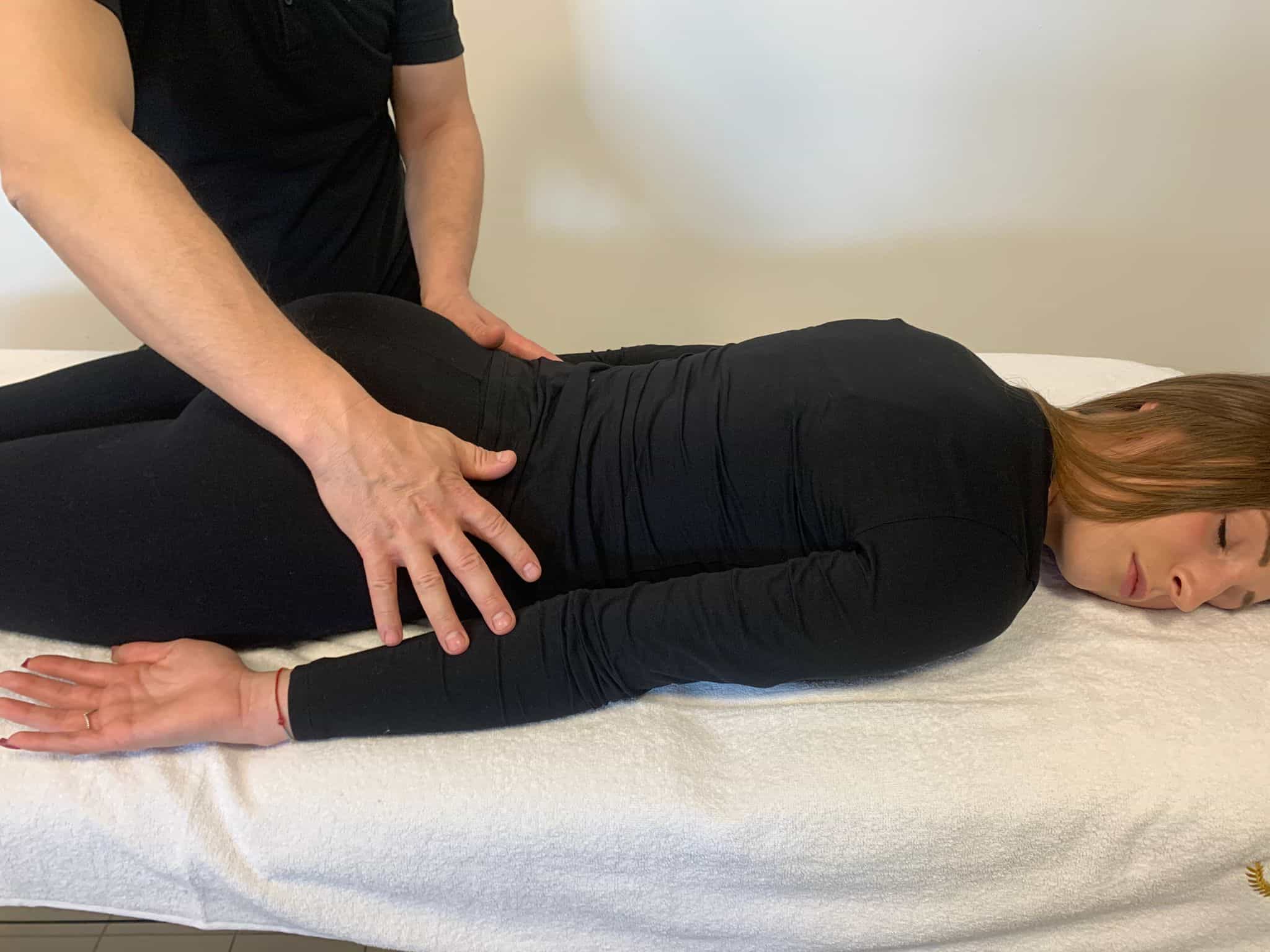 Morso terapico esercitato su donna durante seduta di fisioterapia.