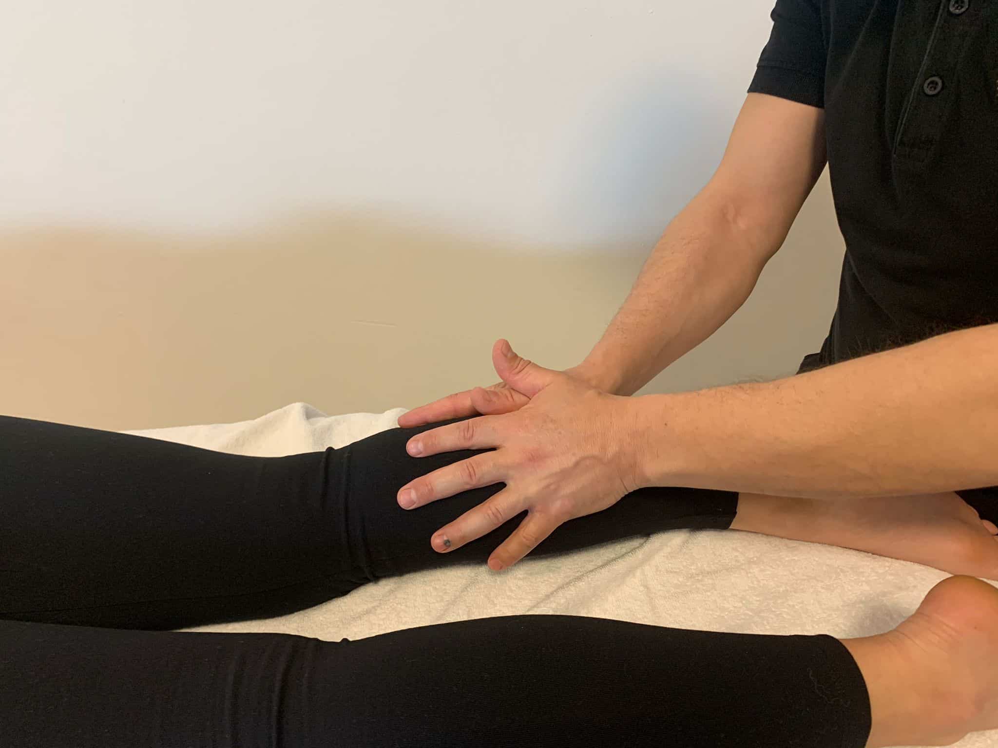 Massaggiatore professionale in azione presso Evolution Academy® per il benessere fisico e il miglioramento delle prestazioni muscolari.