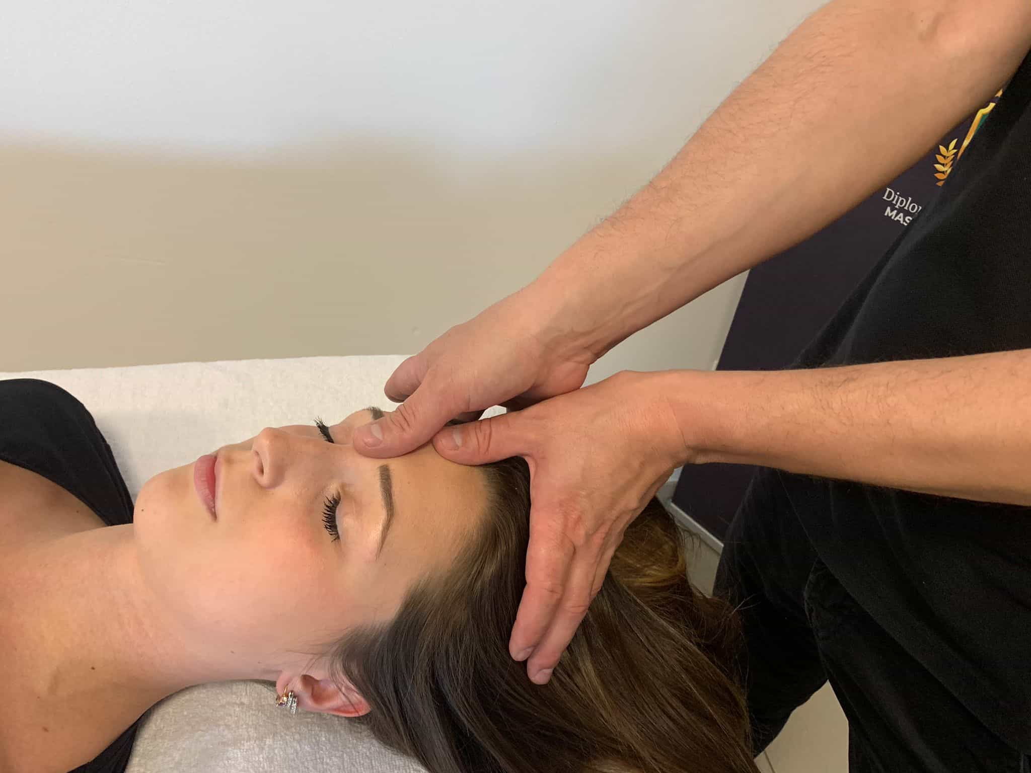 Tecnica di terapia manuale estetica per il benessere del viso.