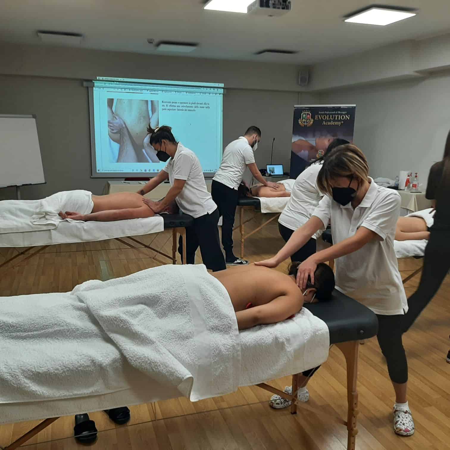Manipolazione corporea in formazione, studenti in corso di formazione professionale Evolution Academy®, apprendimento pratico e teorico.
