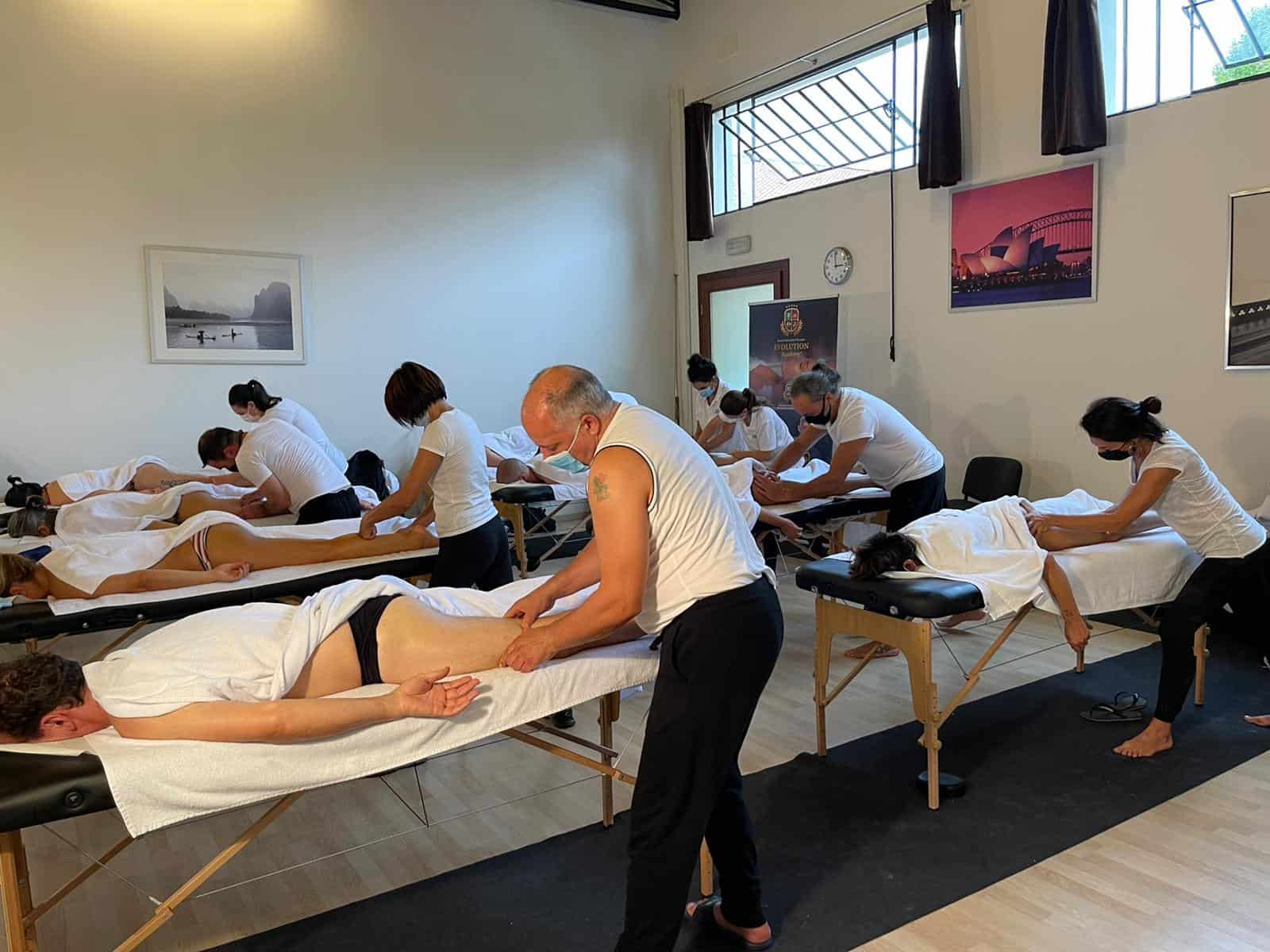 Massaggiatori professionisti che praticano tecniche di massaggio rilassante in un centro benessere.