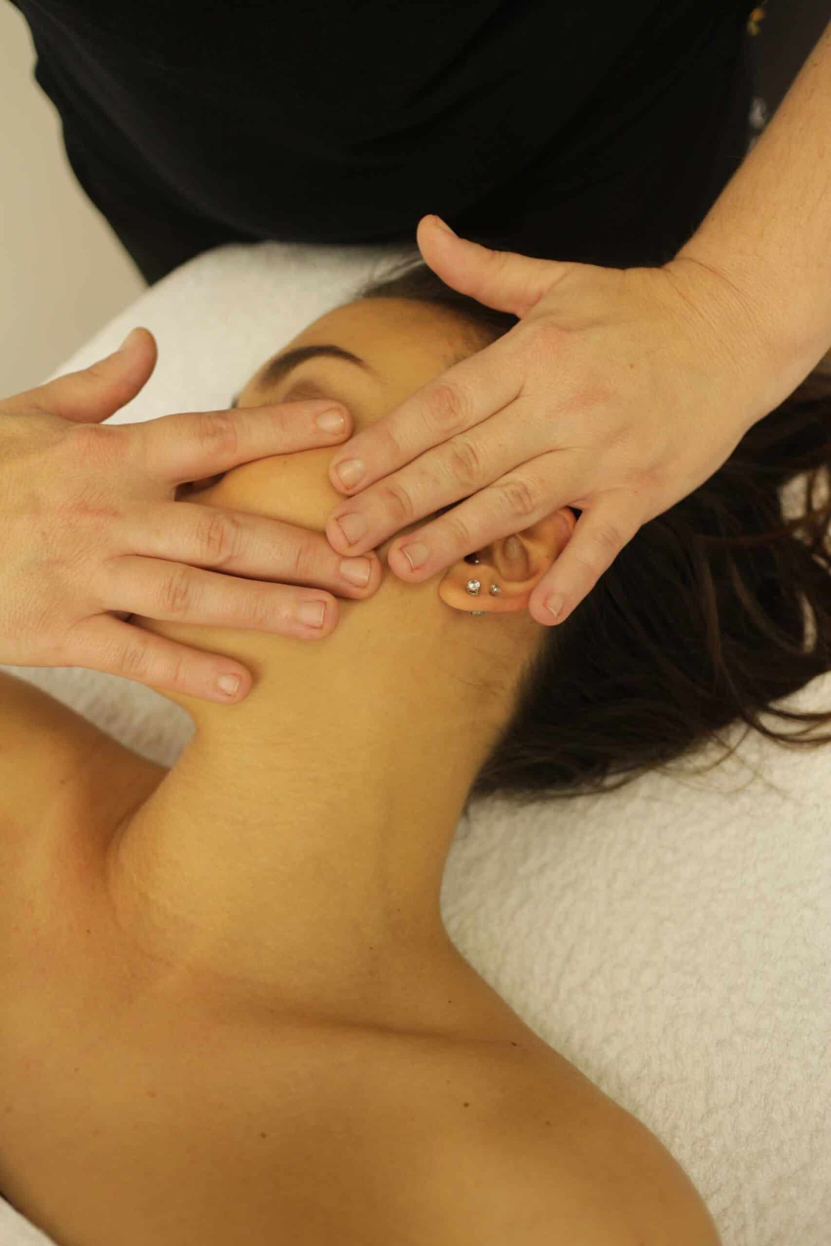 Massaggiatrice che fa un massaggio rilassante sulla cervicale di una donna, terapia del benessere, evoluzione della salute, centro di formazione Evolution Academy.