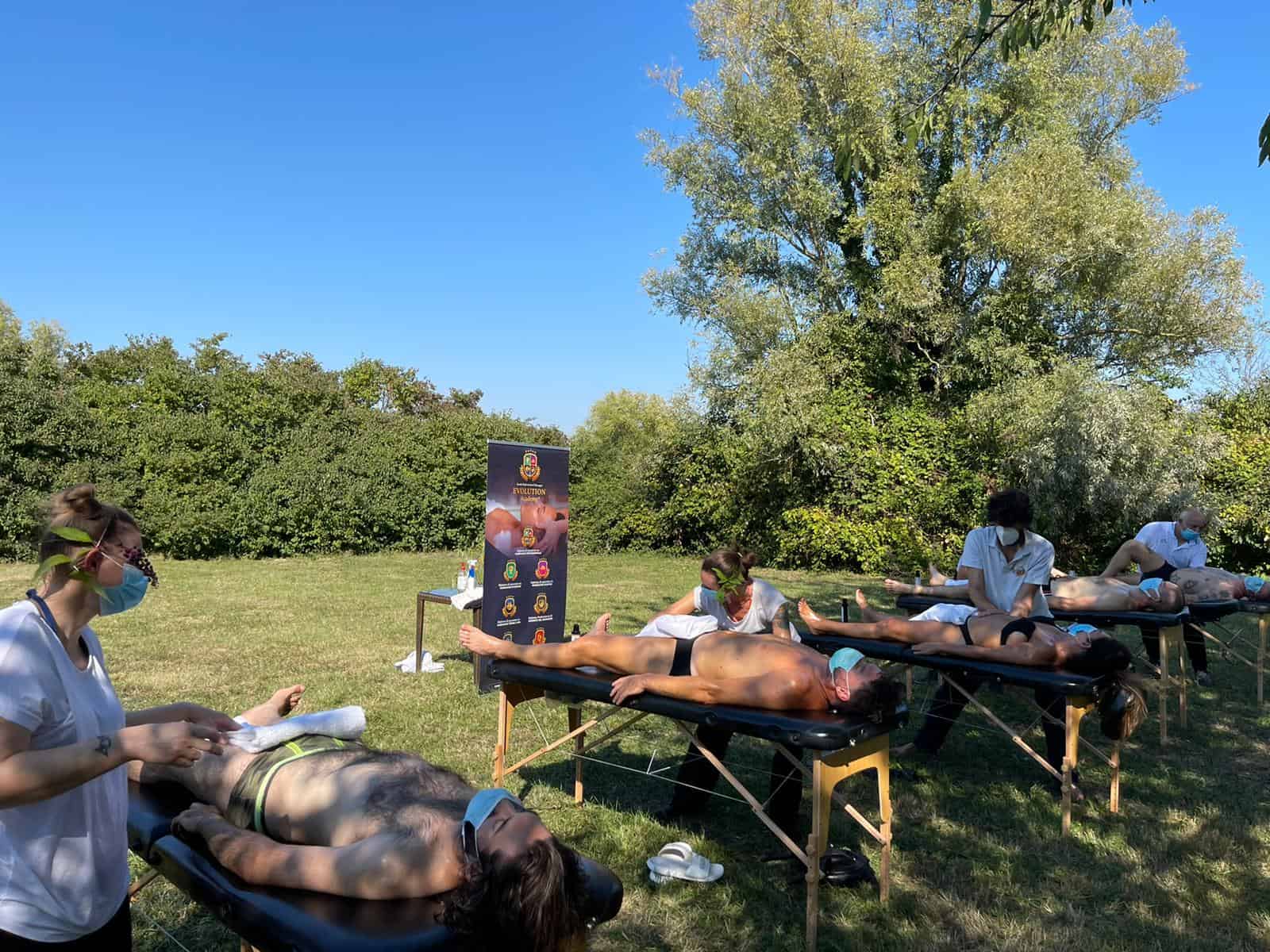 Massaggi terapeutici all'aperto con professionisti di Evolution Academy® sotto cielo aperto.