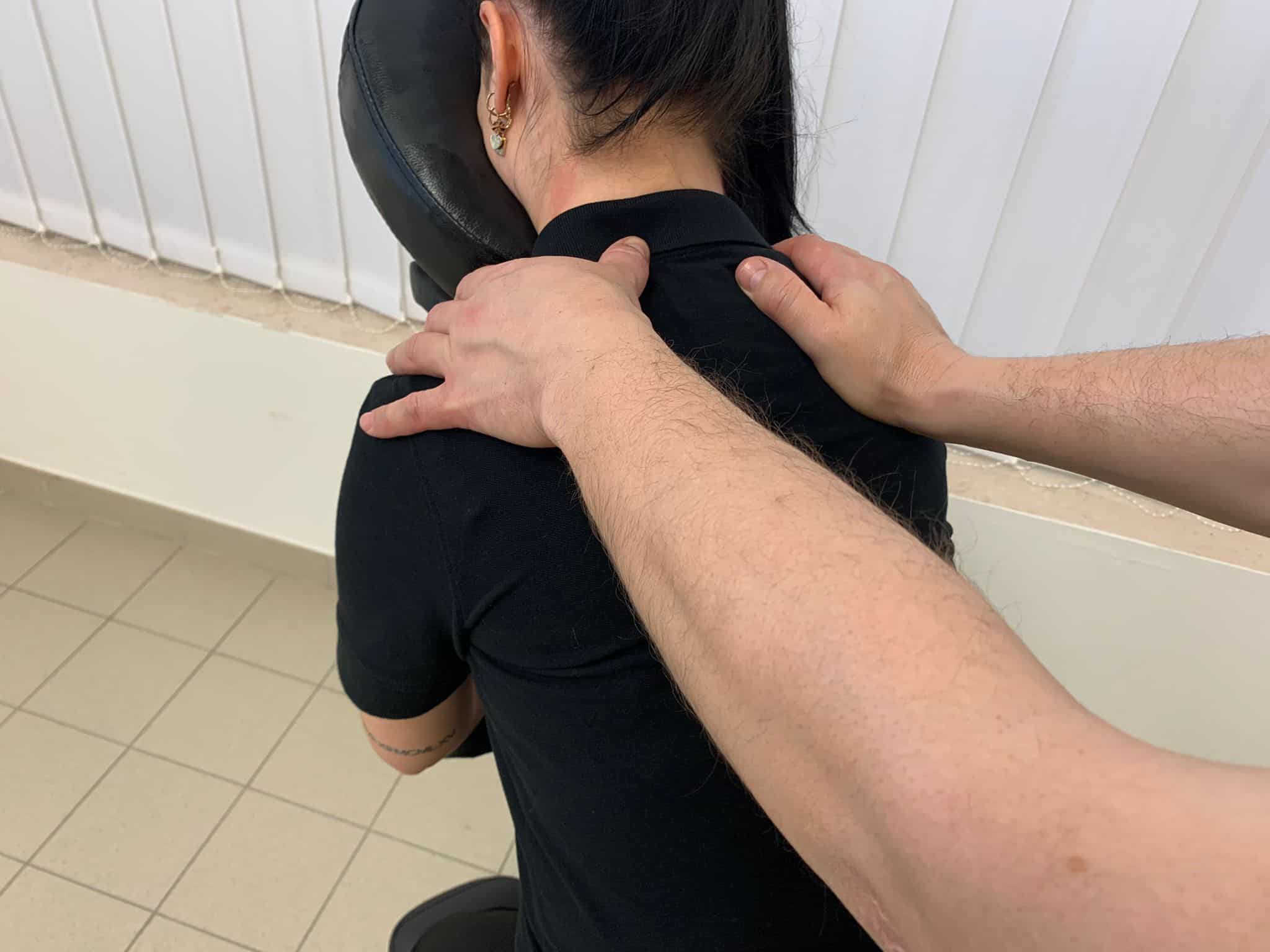 Sollievo dal dolore cervicale durante sessione di terapia chiropratica.