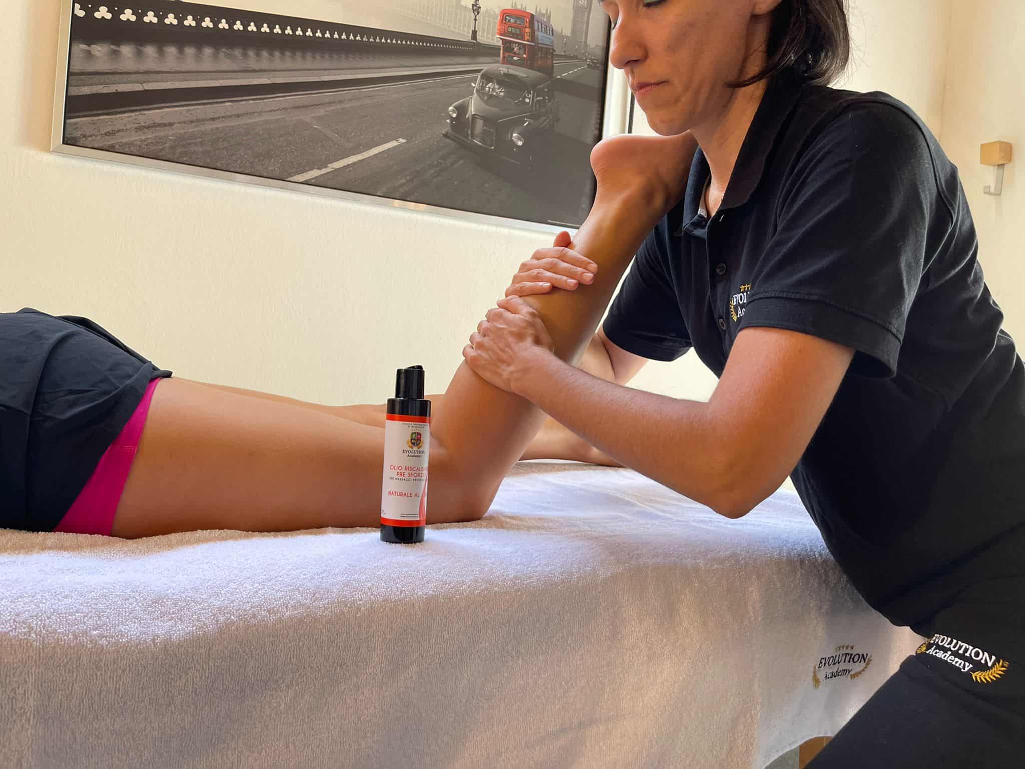 Massaggiatore che applica olio muscolare sulla pelle di un cliente durante sessione di fisioterapia.