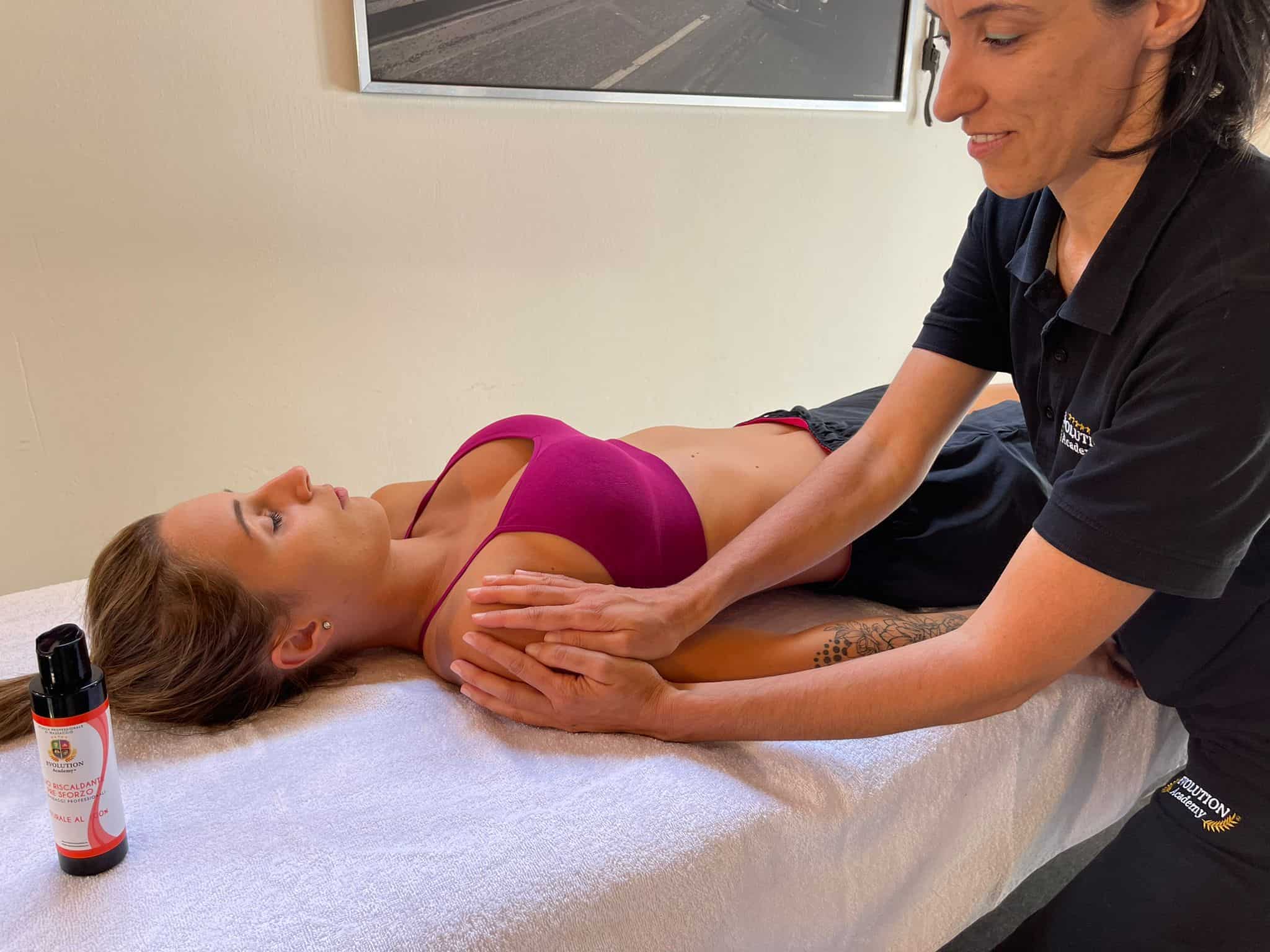 Massaggioterapia professionale per il benessere e la salute, tecnica di rilassamento e terapia fisica presso Evolution Academy.