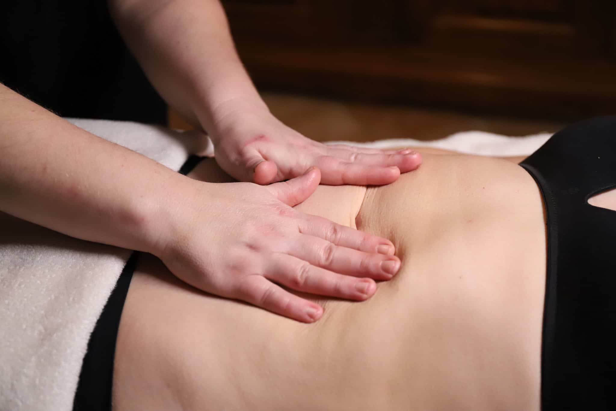 Trigger point e fisioterapia muscolo schiena, trattamento di terapia manuale e massaggi.