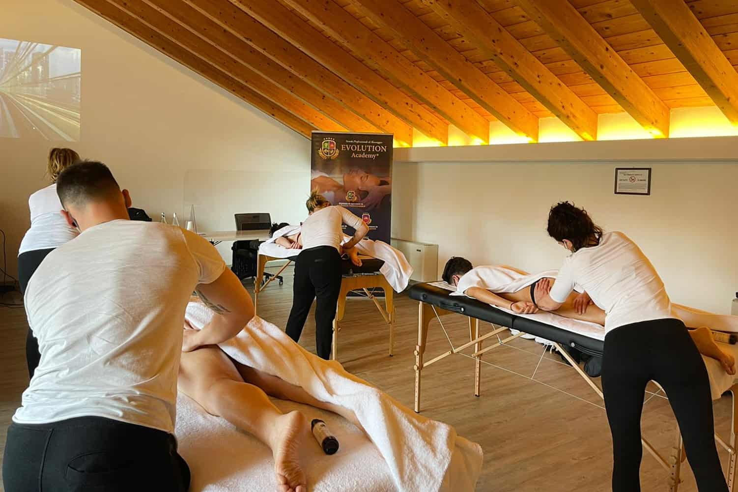 Massaggi professionali presso Evolution Academy®, centro di formazione per massaggi e benessere.