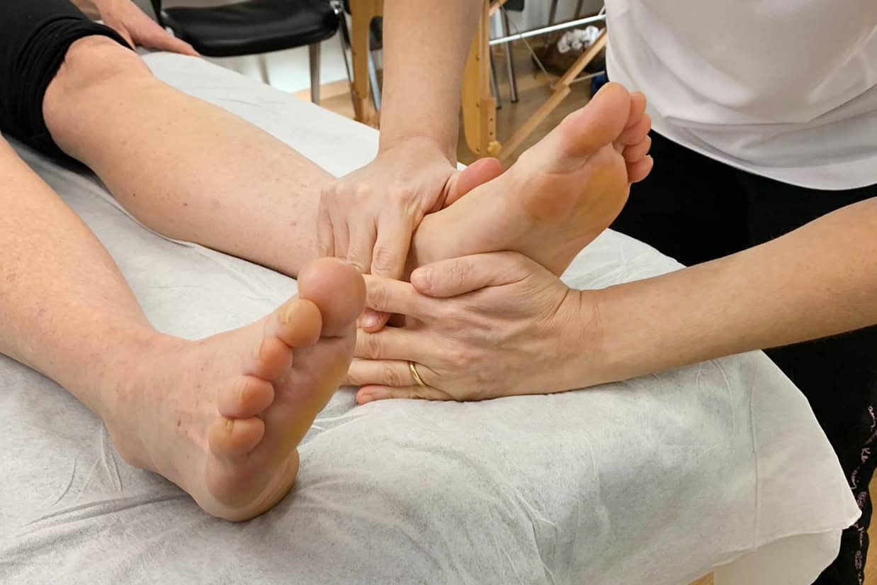 Filenames: terapia-mano-piedi-evoluzione-academy.jpg.