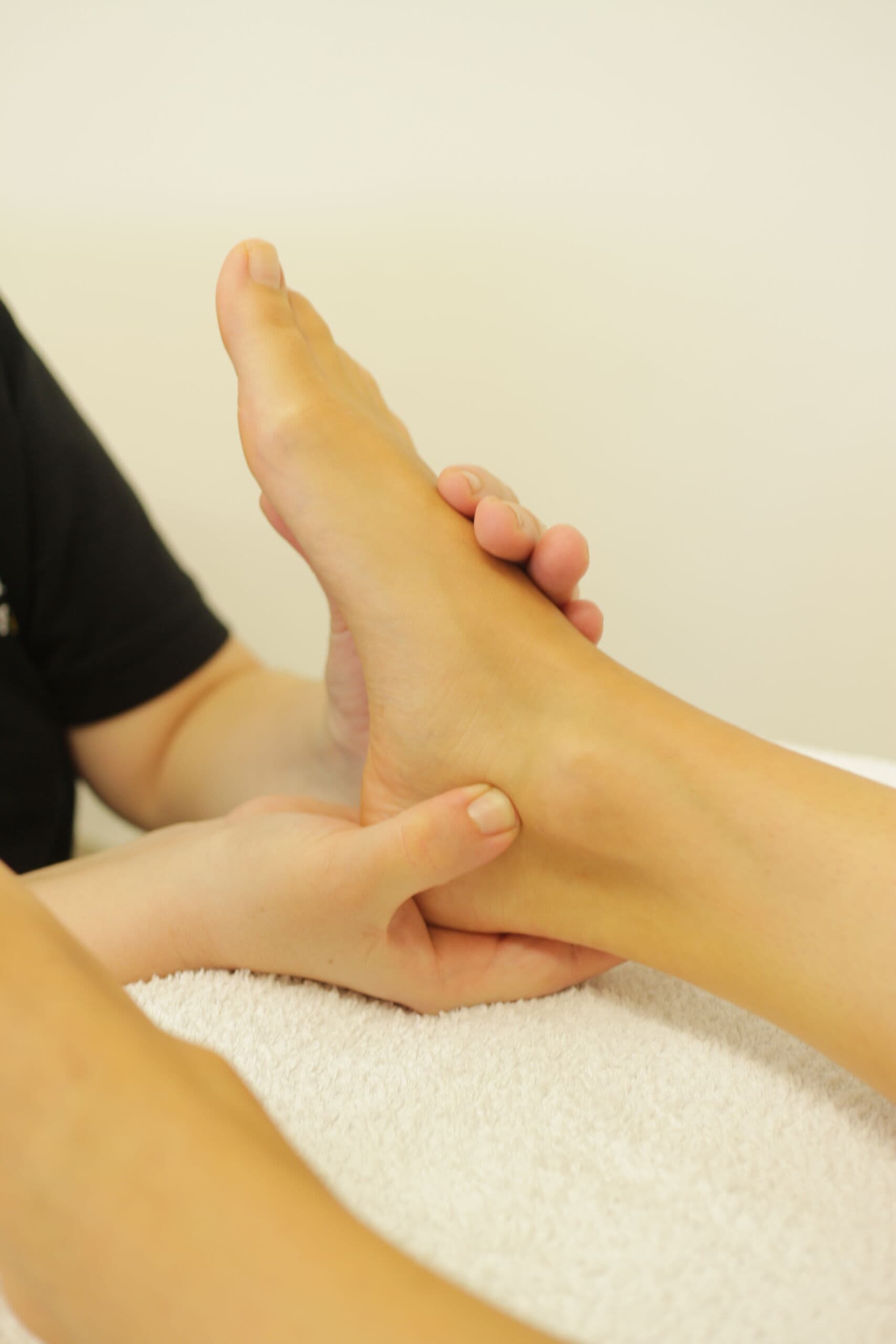 Massaggio decontratturante al piede per il benessere e il rilassamento.