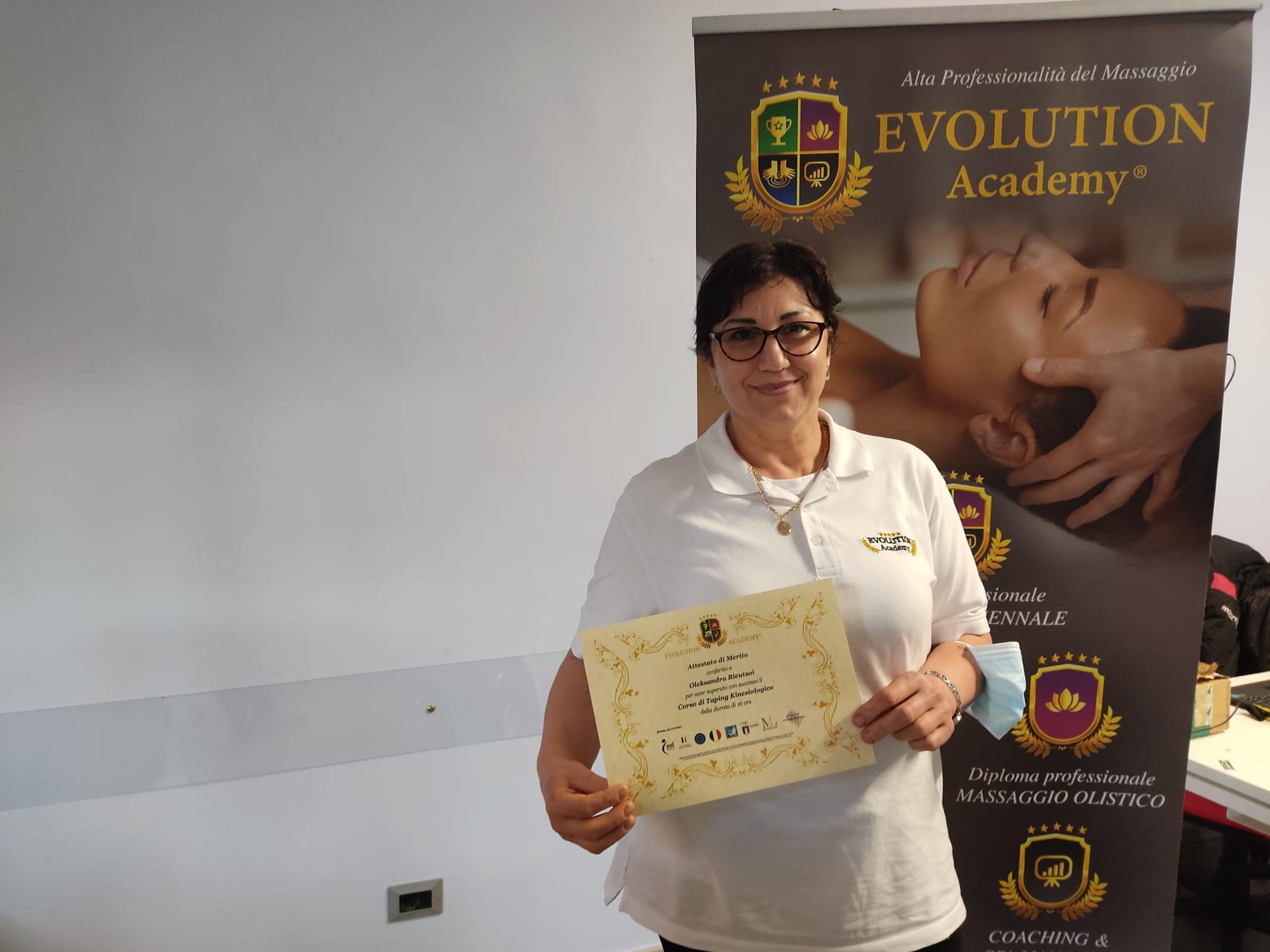 Certificato di formazione in massaggi olistici e coaching presso Evolution Academy, professionale e riconosciuta nel settore del benessere.