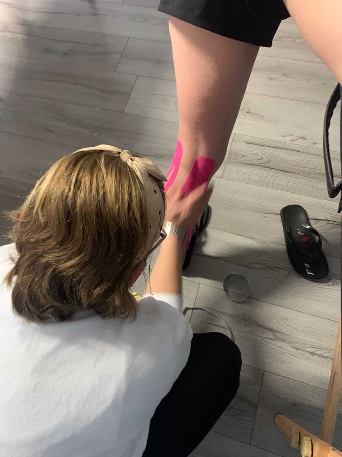 Biestra, tecnica di kinesiotaping per muscoli e articolazioni, applicazione professionale di taping in palestra.