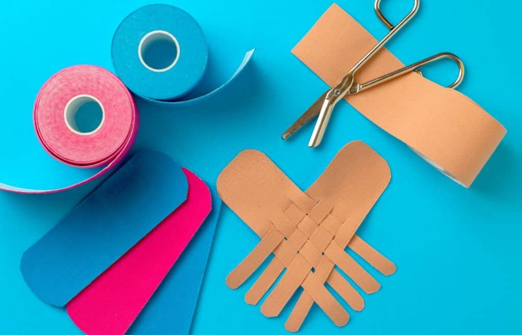 Cuscinetti adesivi colorati e bende elastiche per fisioterapia e terapia fisica.