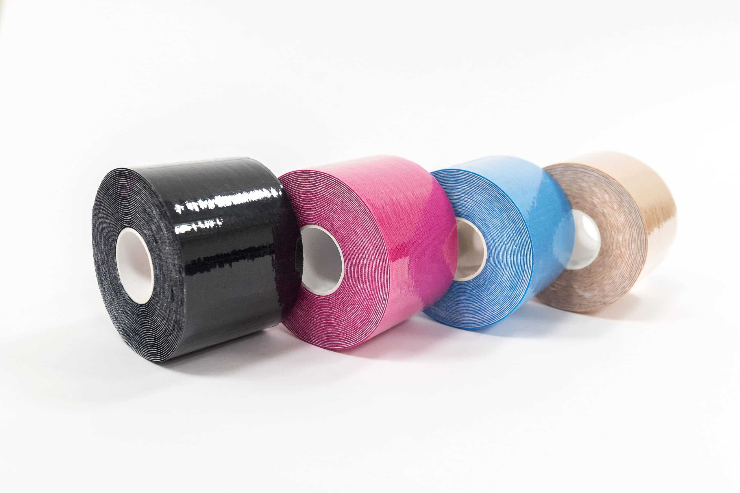 Nastro adesivo colorato su sfondo bianco.