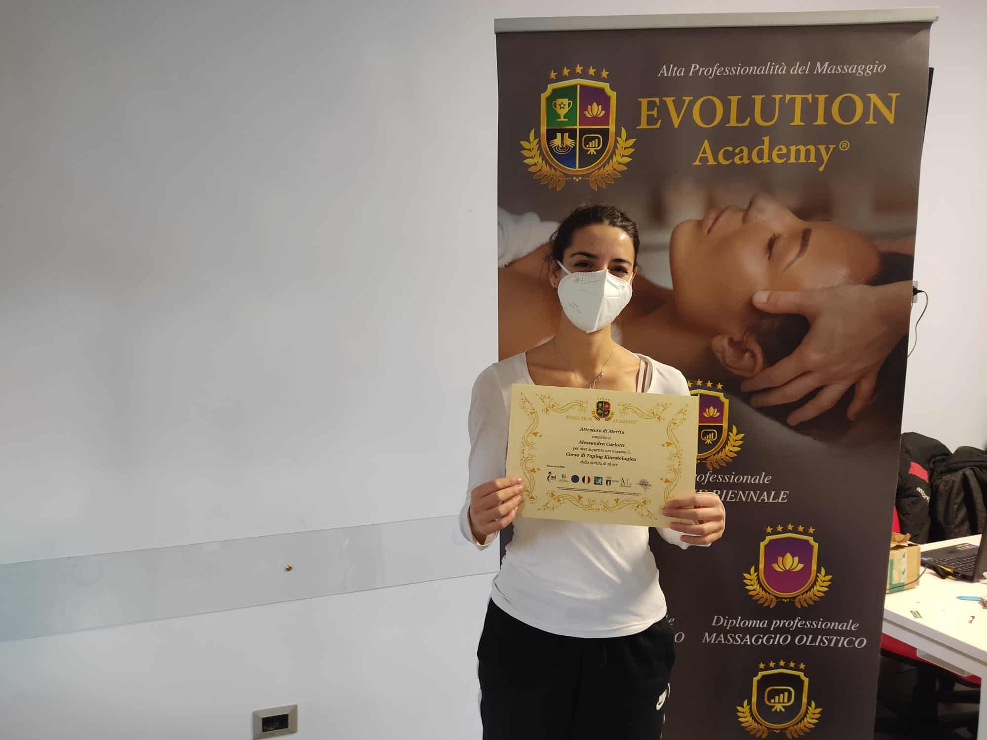 Diploma di massaggiatrice presso Evolution Academy, formazione professionale in massaggio olistico e kinestesiologia.