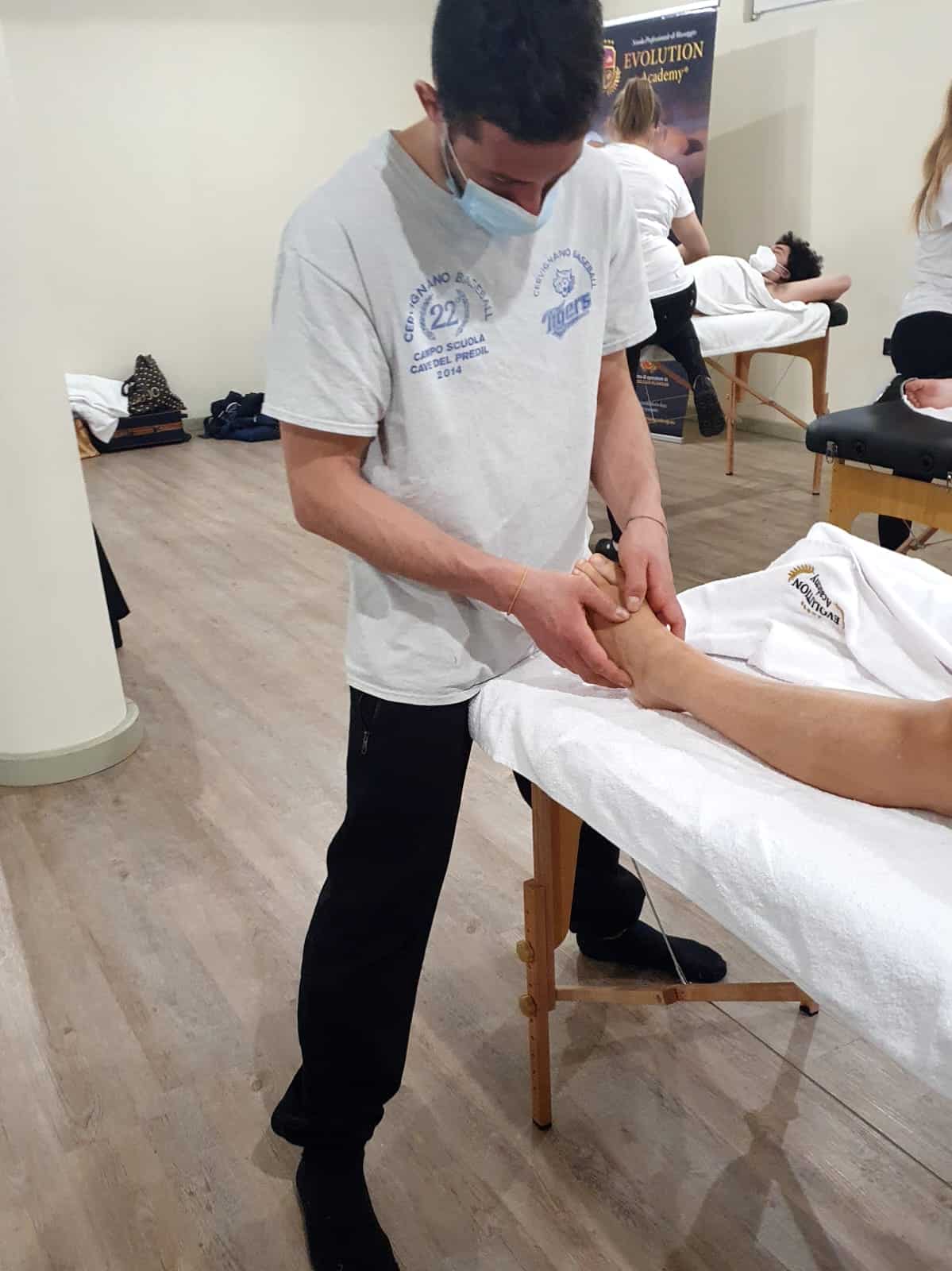 Fisioterapeuta che esegue trattamento su un paziente in un centro specializzato.