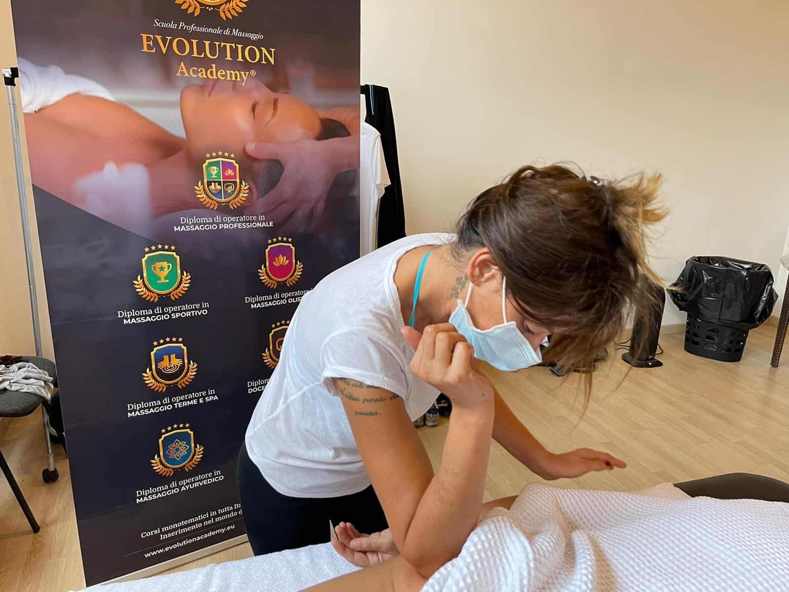 Massaggiatrice professionale che esegue massaggi terapeutici presso Evolution Academy® in Italia.