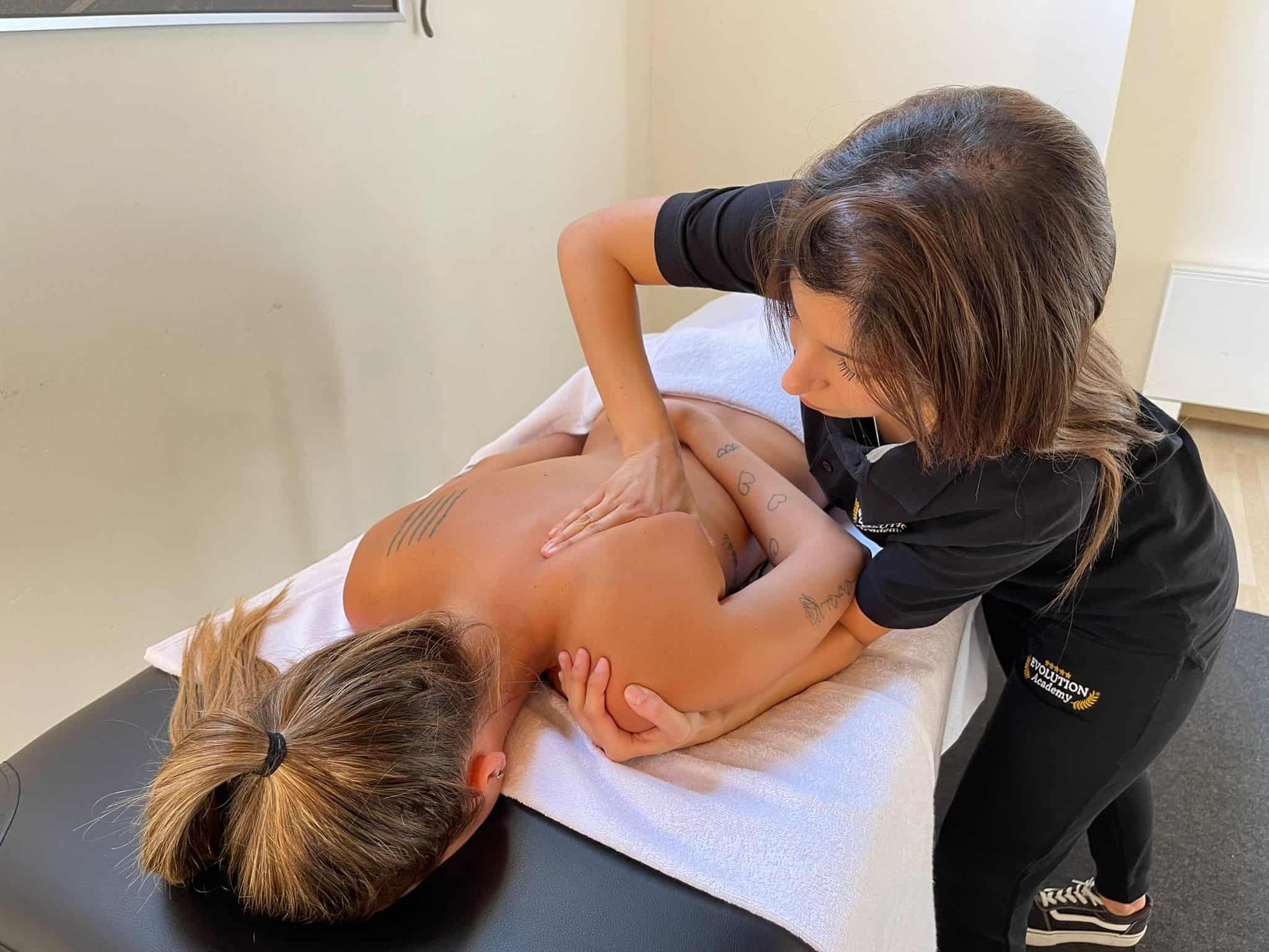 Massaggi professionali per il benessere con Evolution Academy® in Italia.
