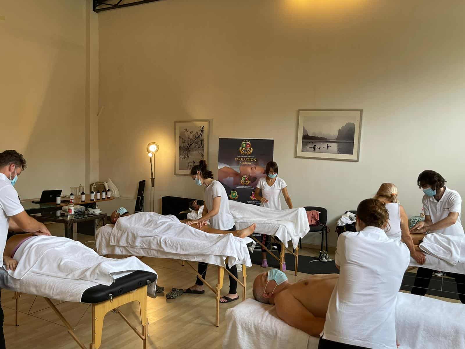 Massaggi e trattamenti benessere in una sessione formativa presso Evolution Academy®. Tecniche di rilassamento e cura del corpo.