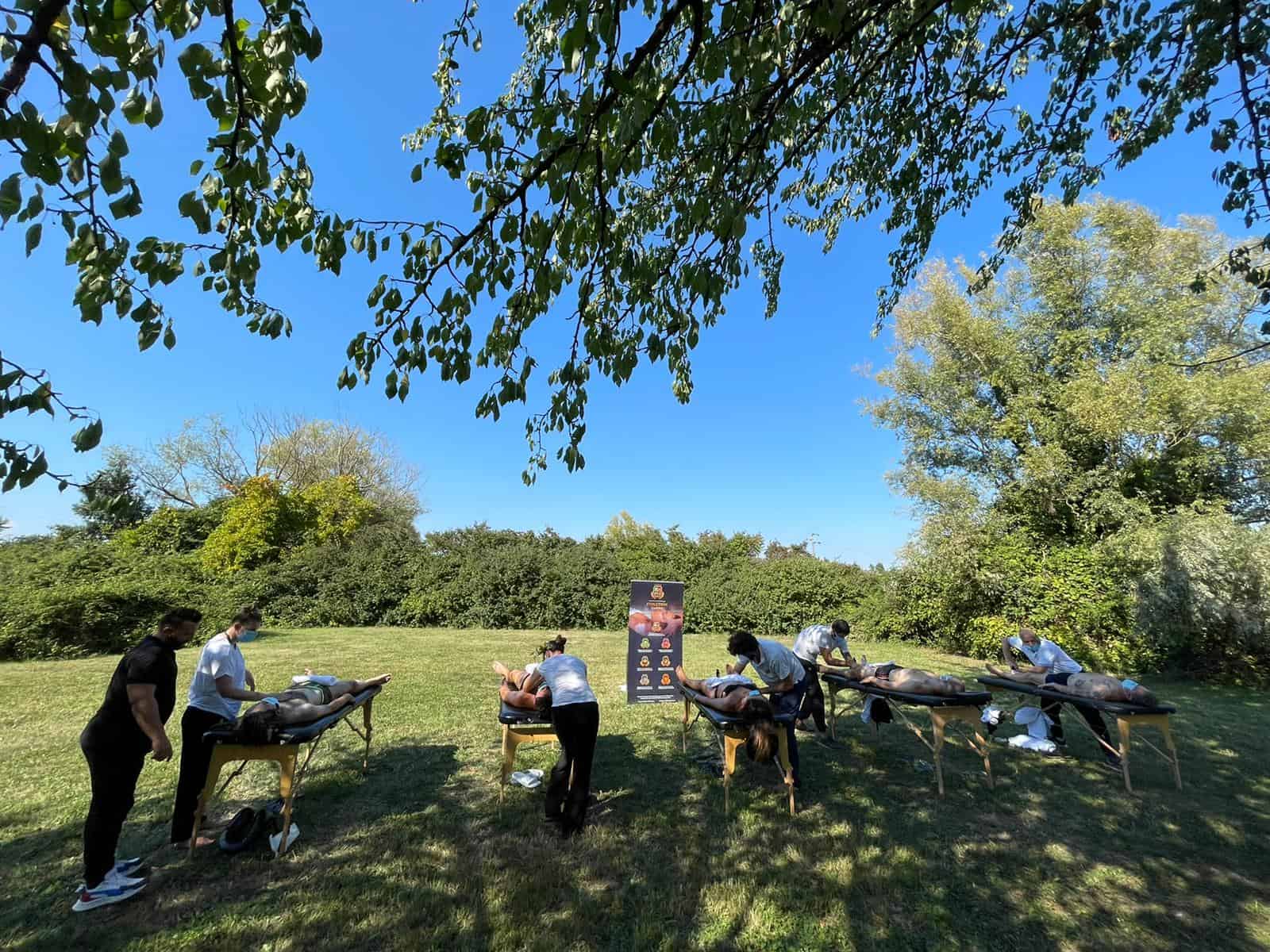 Massaggi in esterna immersi nella natura con Evolution Academy®.